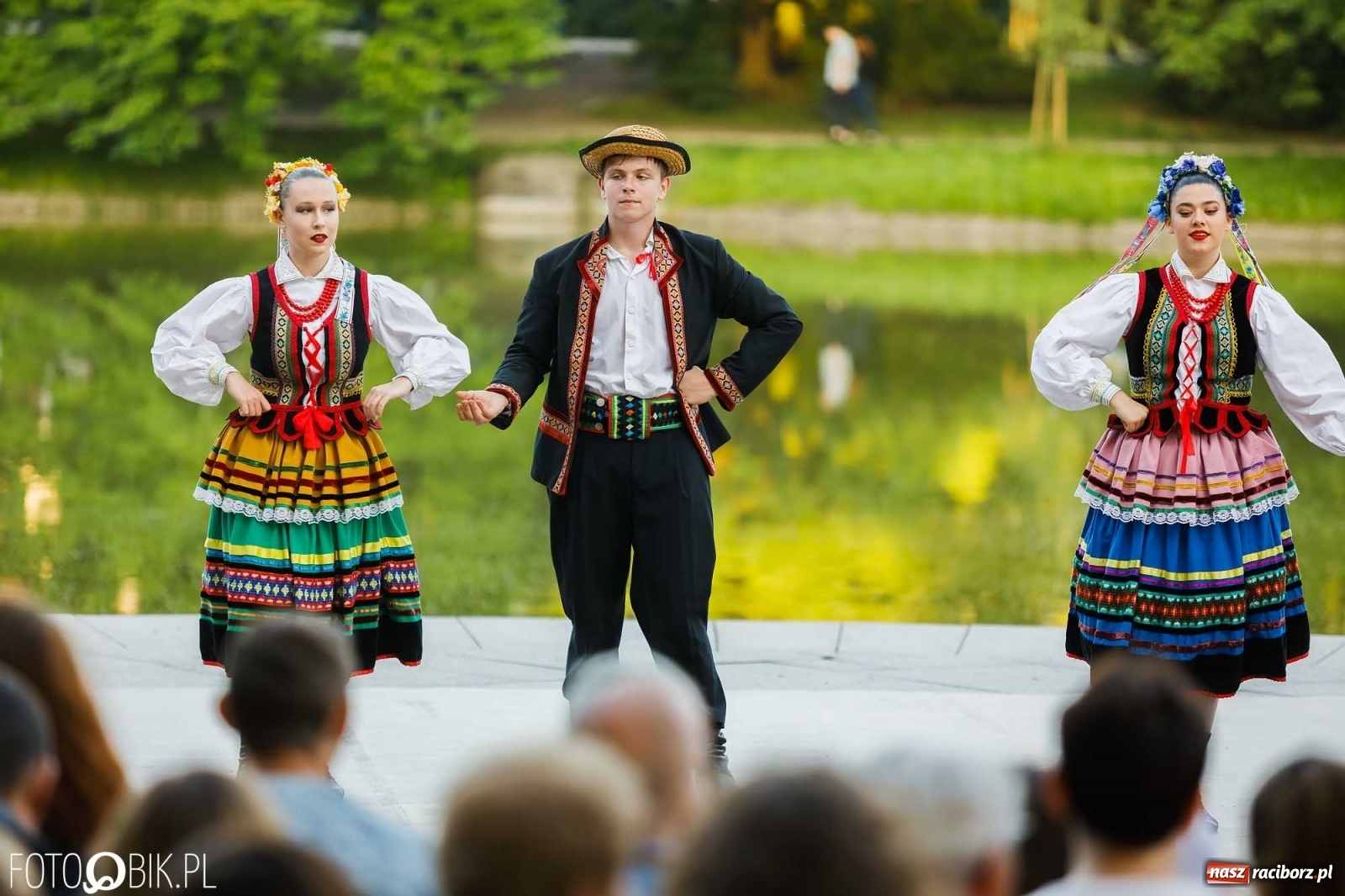 Zdjęcie w galerii na portalu naszraciborz.pl: W poszukiwaniu kwiatu paproci. Noc Świętojańska w parku im. Miasta Roth [WIDEO] wiadomości z regionu