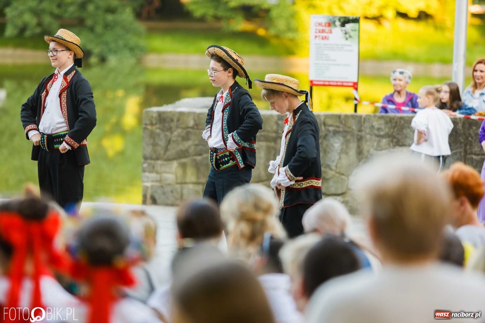 Zdjęcie w galerii na portalu naszraciborz.pl: W poszukiwaniu kwiatu paproci. Noc Świętojańska w parku im. Miasta Roth [WIDEO] wiadomości z regionu