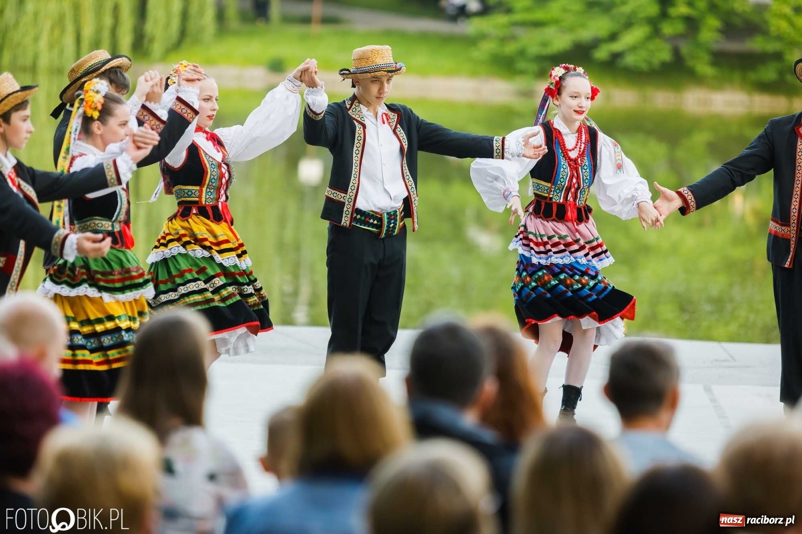 Zdjęcie w galerii na portalu naszraciborz.pl: W poszukiwaniu kwiatu paproci. Noc Świętojańska w parku im. Miasta Roth [WIDEO] wiadomości z regionu