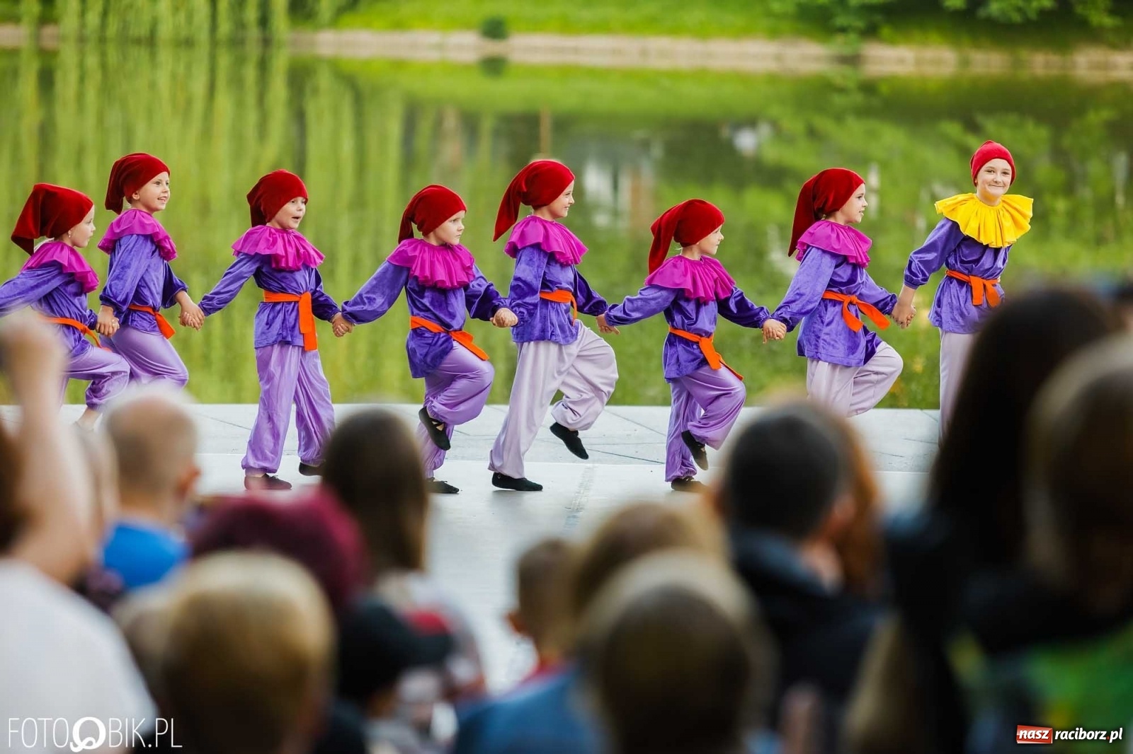 Zdjęcie w galerii na portalu naszraciborz.pl: W poszukiwaniu kwiatu paproci. Noc Świętojańska w parku im. Miasta Roth [WIDEO] wiadomości z regionu