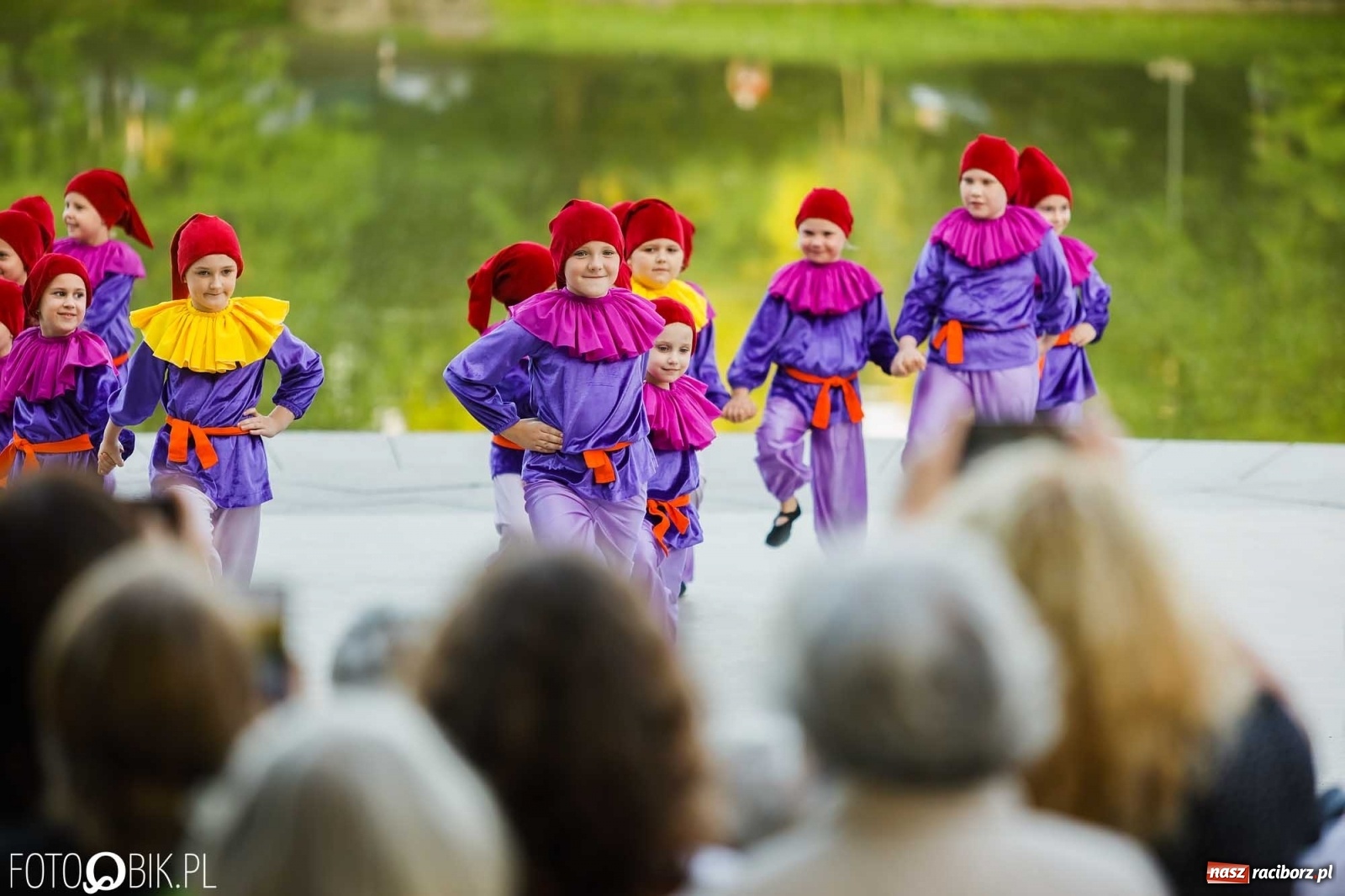 Zdjęcie w galerii na portalu naszraciborz.pl: W poszukiwaniu kwiatu paproci. Noc Świętojańska w parku im. Miasta Roth [WIDEO] wiadomości z regionu