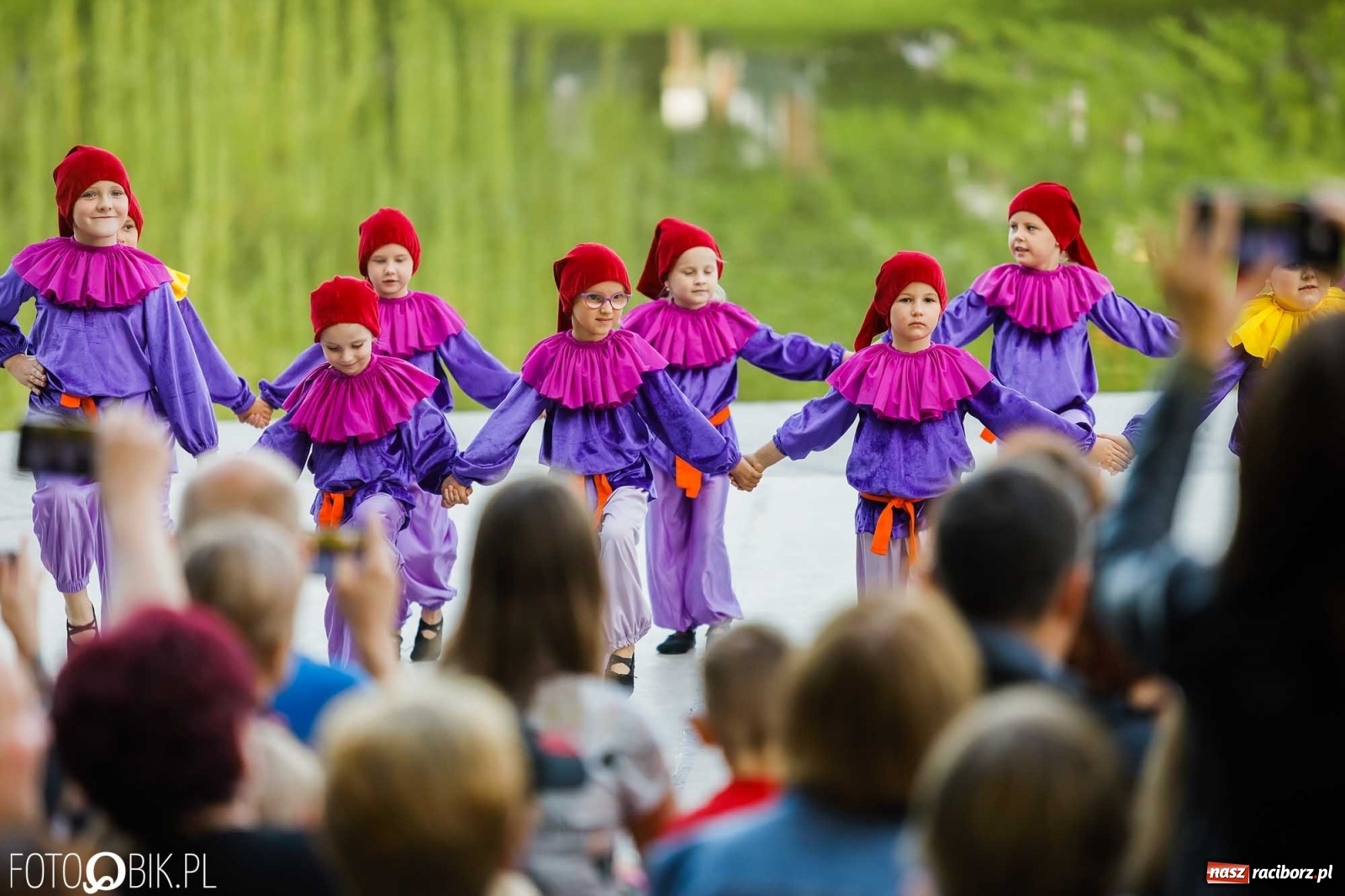 Zdjęcie w galerii na portalu naszraciborz.pl: W poszukiwaniu kwiatu paproci. Noc Świętojańska w parku im. Miasta Roth [WIDEO] wiadomości z regionu