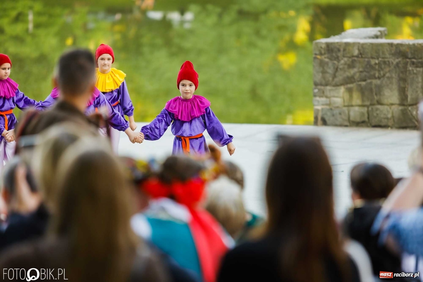 Zdjęcie w galerii na portalu naszraciborz.pl: W poszukiwaniu kwiatu paproci. Noc Świętojańska w parku im. Miasta Roth [WIDEO] wiadomości z regionu