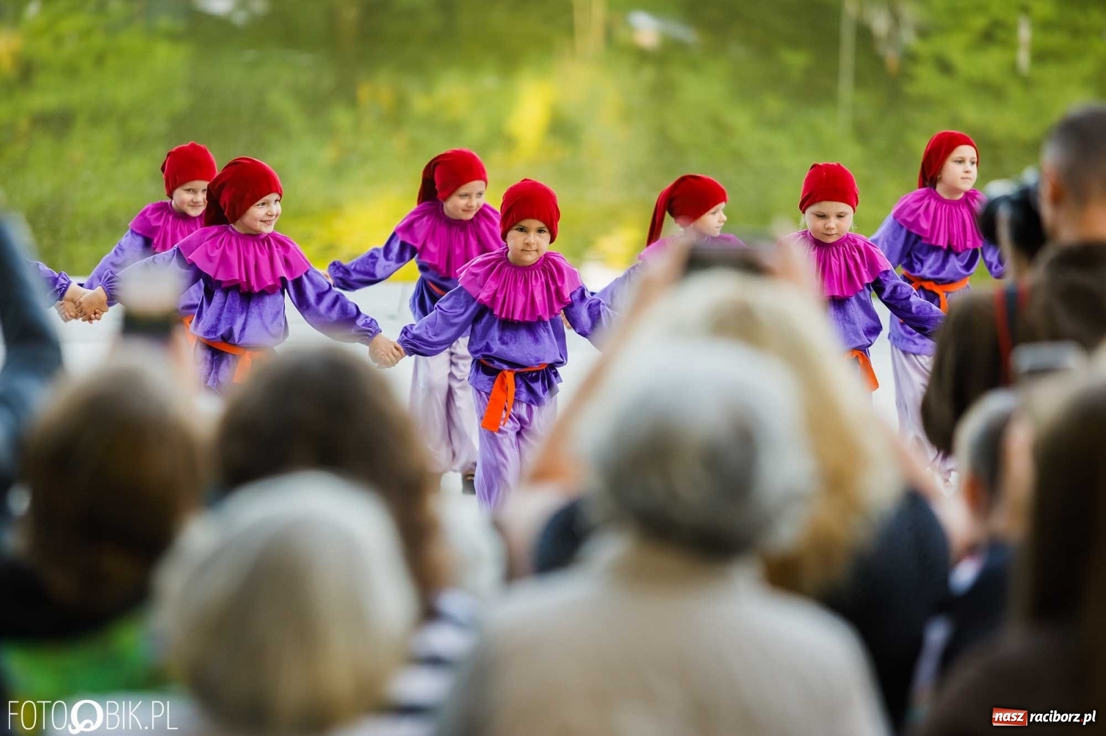 Zdjęcie w galerii na portalu naszraciborz.pl: W poszukiwaniu kwiatu paproci. Noc Świętojańska w parku im. Miasta Roth [WIDEO] wiadomości z regionu