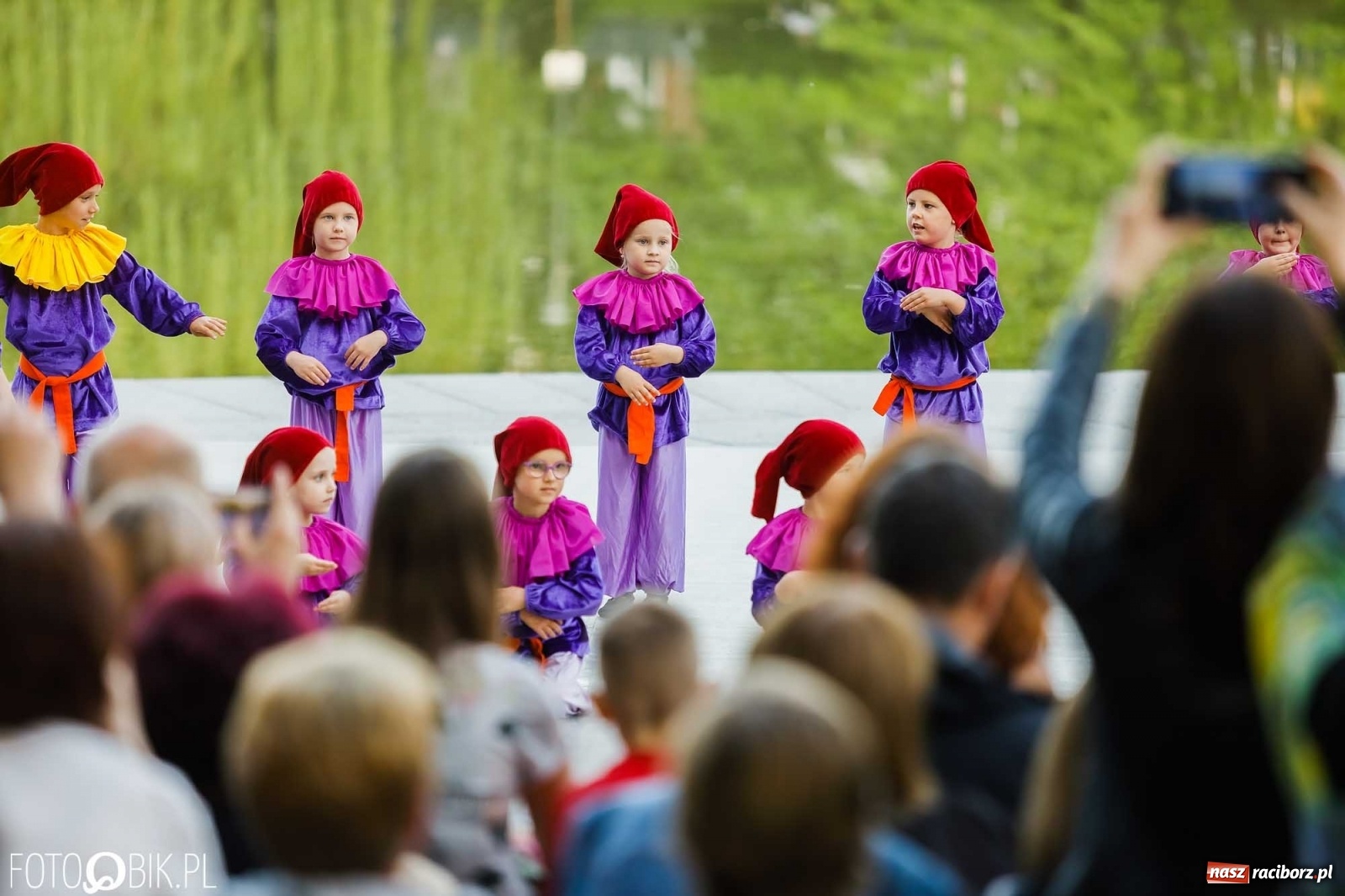 Zdjęcie w galerii na portalu naszraciborz.pl: W poszukiwaniu kwiatu paproci. Noc Świętojańska w parku im. Miasta Roth [WIDEO] wiadomości z regionu