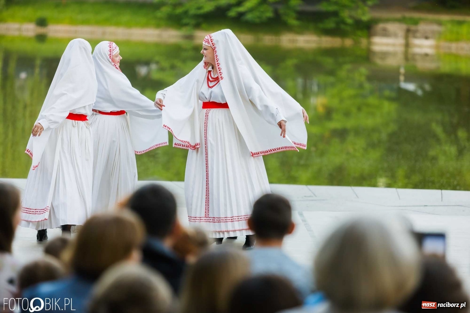 Zdjęcie w galerii na portalu naszraciborz.pl: W poszukiwaniu kwiatu paproci. Noc Świętojańska w parku im. Miasta Roth [WIDEO] wiadomości z regionu