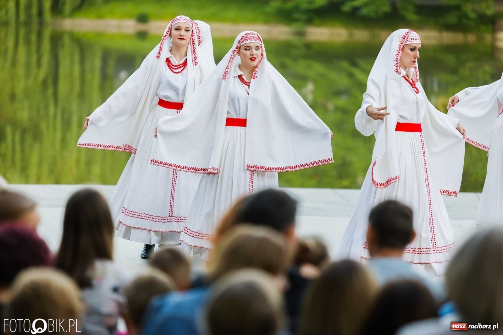 Zdjęcie w galerii na portalu naszraciborz.pl: W poszukiwaniu kwiatu paproci. Noc Świętojańska w parku im. Miasta Roth [WIDEO] wiadomości z regionu