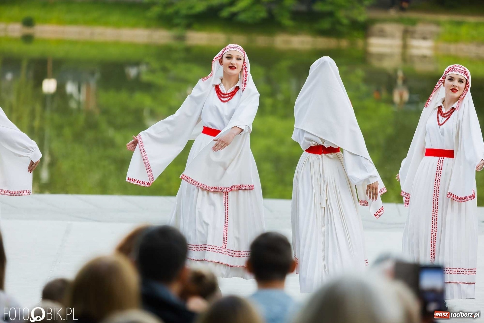 Zdjęcie w galerii na portalu naszraciborz.pl: W poszukiwaniu kwiatu paproci. Noc Świętojańska w parku im. Miasta Roth [WIDEO] wiadomości z regionu