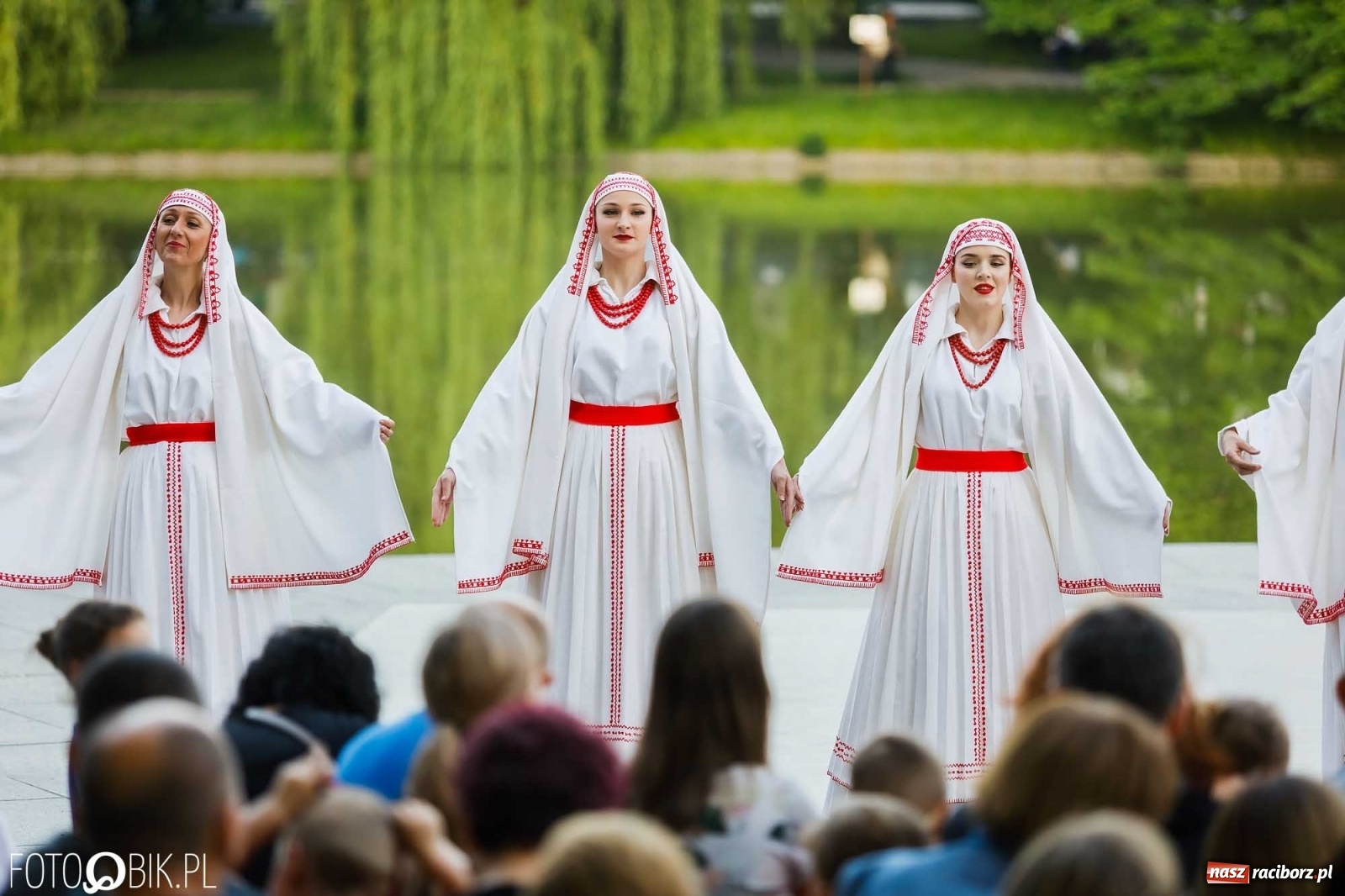 Zdjęcie w galerii na portalu naszraciborz.pl: W poszukiwaniu kwiatu paproci. Noc Świętojańska w parku im. Miasta Roth [WIDEO] wiadomości z regionu