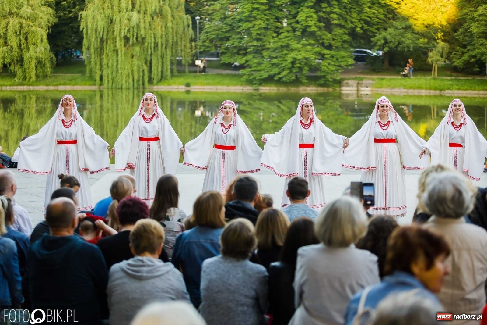 Zdjęcie w galerii na portalu naszraciborz.pl: W poszukiwaniu kwiatu paproci. Noc Świętojańska w parku im. Miasta Roth [WIDEO] wiadomości z regionu
