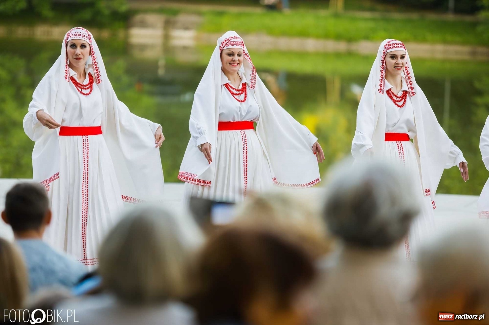 Zdjęcie w galerii na portalu naszraciborz.pl: W poszukiwaniu kwiatu paproci. Noc Świętojańska w parku im. Miasta Roth [WIDEO] wiadomości z regionu