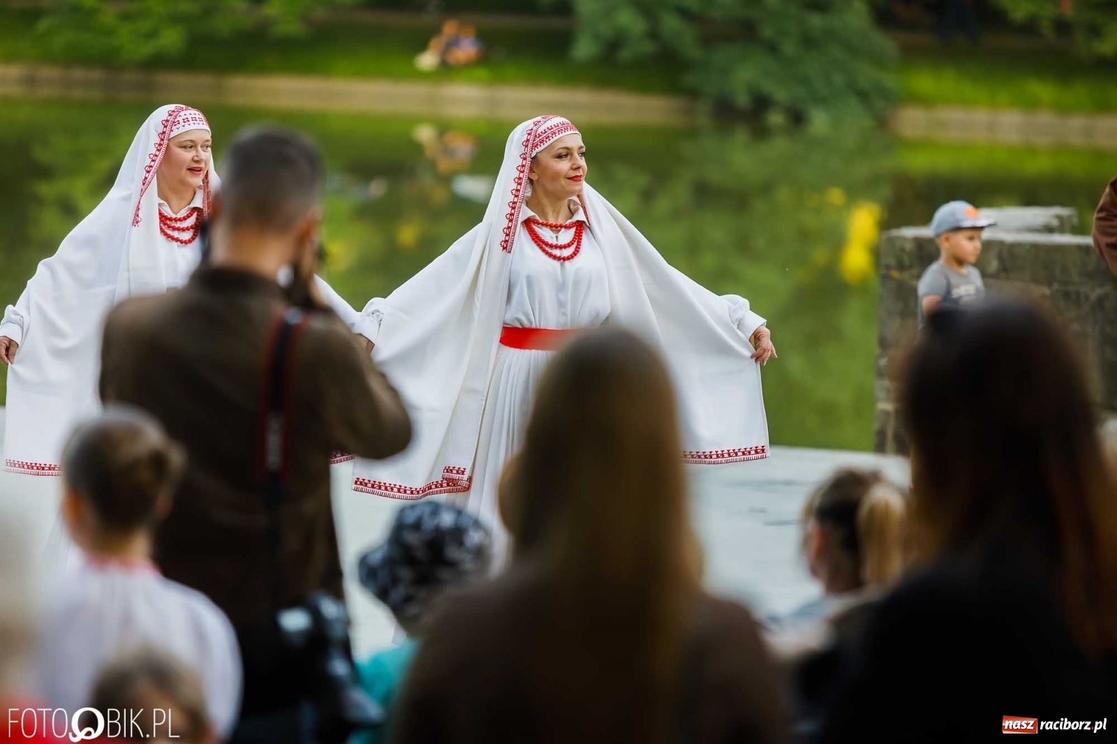 Zdjęcie w galerii na portalu naszraciborz.pl: W poszukiwaniu kwiatu paproci. Noc Świętojańska w parku im. Miasta Roth [WIDEO] wiadomości z regionu