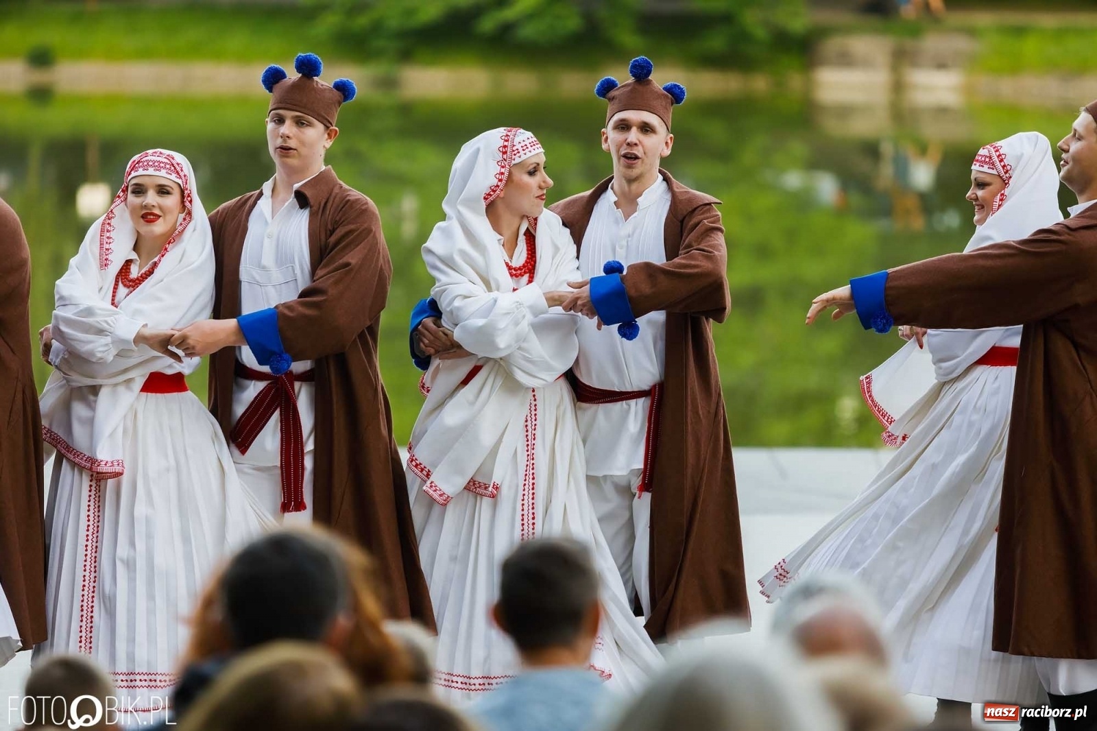 Zdjęcie w galerii na portalu naszraciborz.pl: W poszukiwaniu kwiatu paproci. Noc Świętojańska w parku im. Miasta Roth [WIDEO] wiadomości z regionu