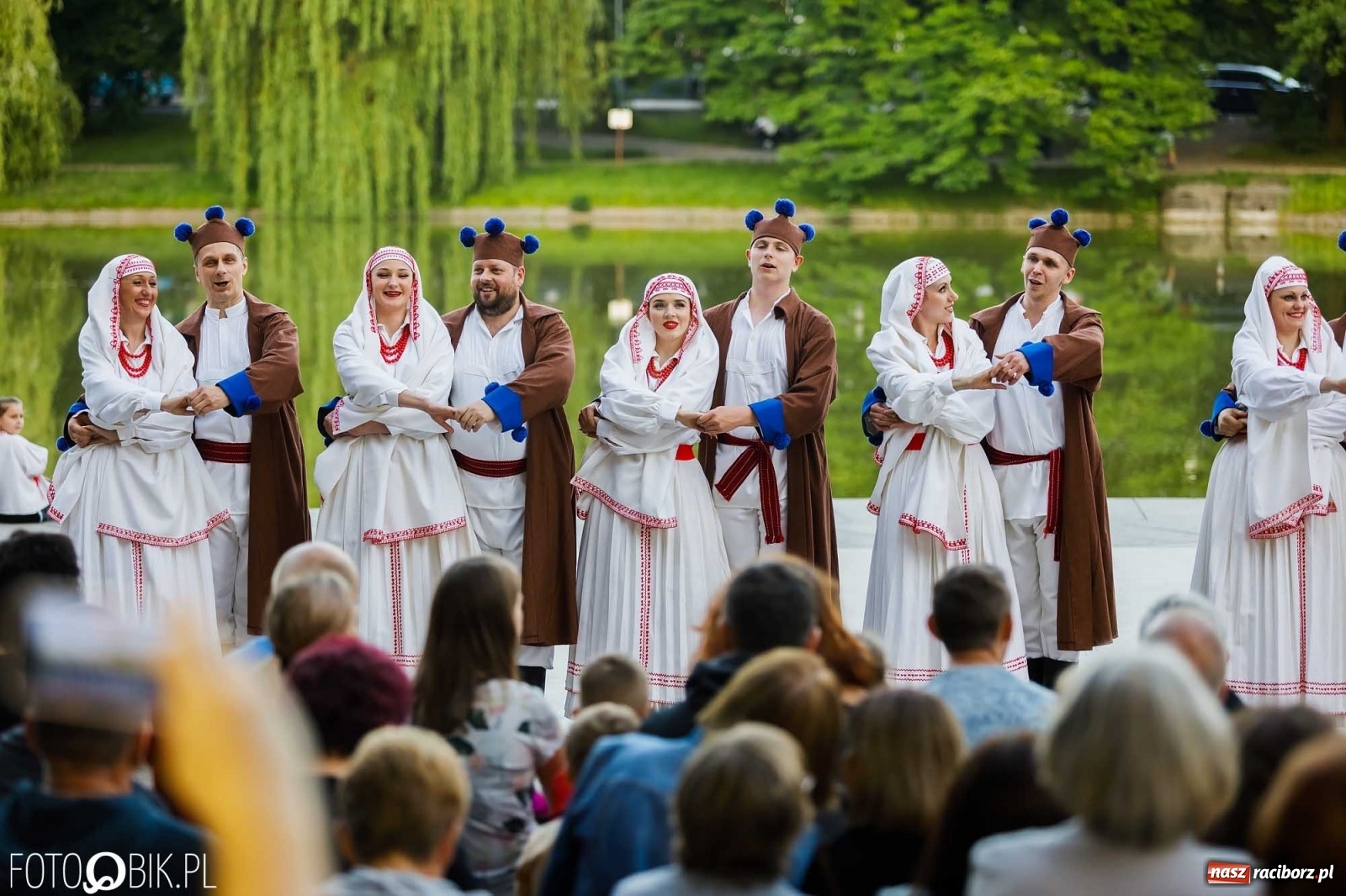 Zdjęcie w galerii na portalu naszraciborz.pl: W poszukiwaniu kwiatu paproci. Noc Świętojańska w parku im. Miasta Roth [WIDEO] wiadomości z regionu