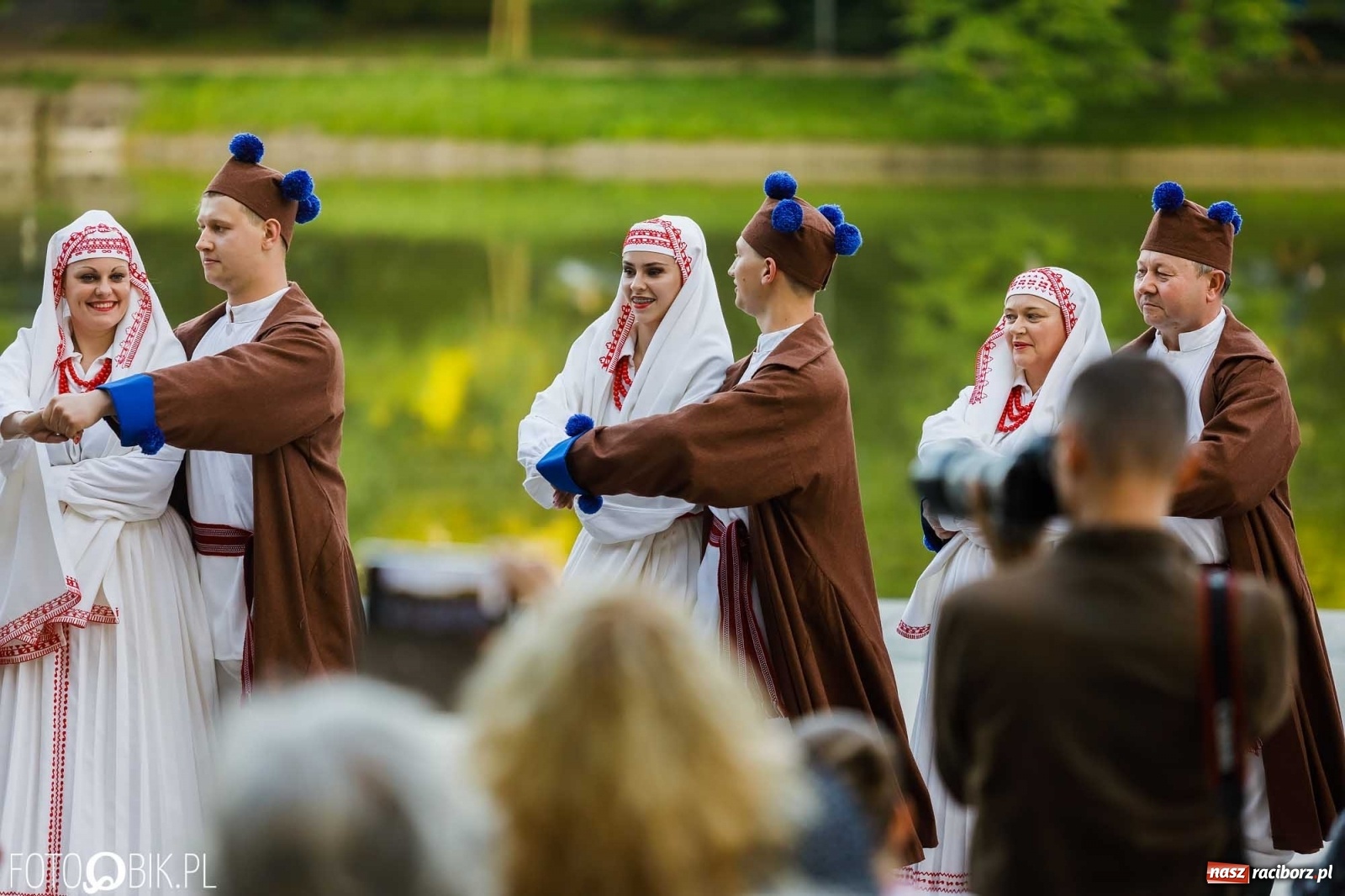 Zdjęcie w galerii na portalu naszraciborz.pl: W poszukiwaniu kwiatu paproci. Noc Świętojańska w parku im. Miasta Roth [WIDEO] wiadomości z regionu
