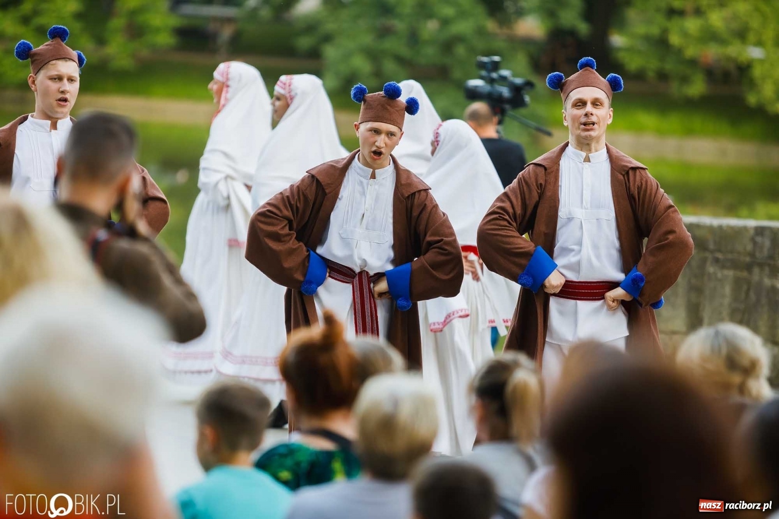 Zdjęcie w galerii na portalu naszraciborz.pl: W poszukiwaniu kwiatu paproci. Noc Świętojańska w parku im. Miasta Roth [WIDEO] wiadomości z regionu