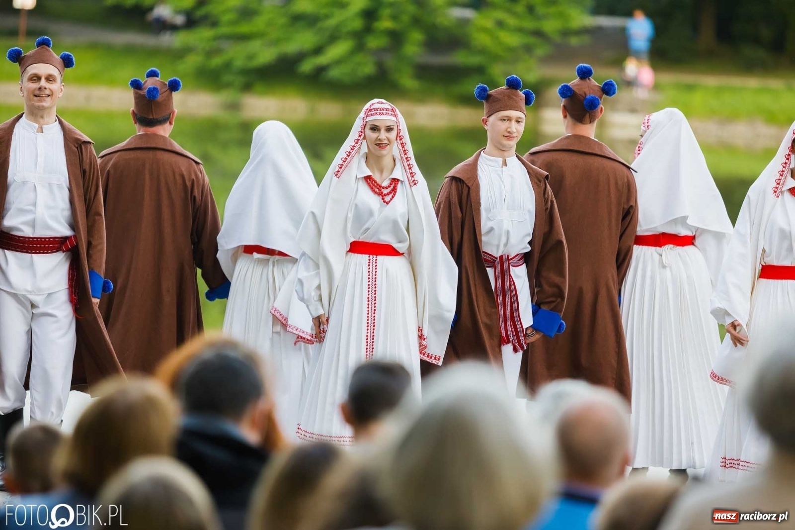 Zdjęcie w galerii na portalu naszraciborz.pl: W poszukiwaniu kwiatu paproci. Noc Świętojańska w parku im. Miasta Roth [WIDEO] wiadomości z regionu