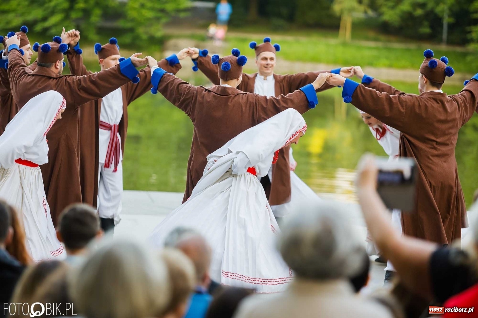 Zdjęcie w galerii na portalu naszraciborz.pl: W poszukiwaniu kwiatu paproci. Noc Świętojańska w parku im. Miasta Roth [WIDEO] wiadomości z regionu