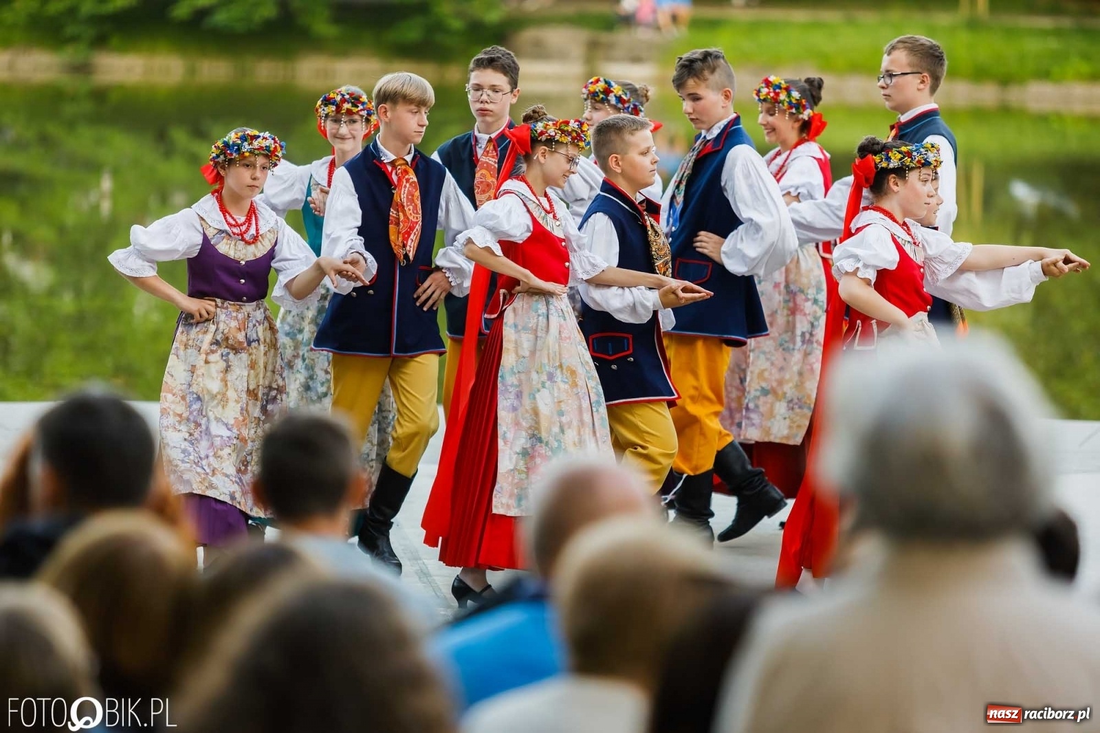 Zdjęcie w galerii na portalu naszraciborz.pl: W poszukiwaniu kwiatu paproci. Noc Świętojańska w parku im. Miasta Roth [WIDEO] wiadomości z regionu