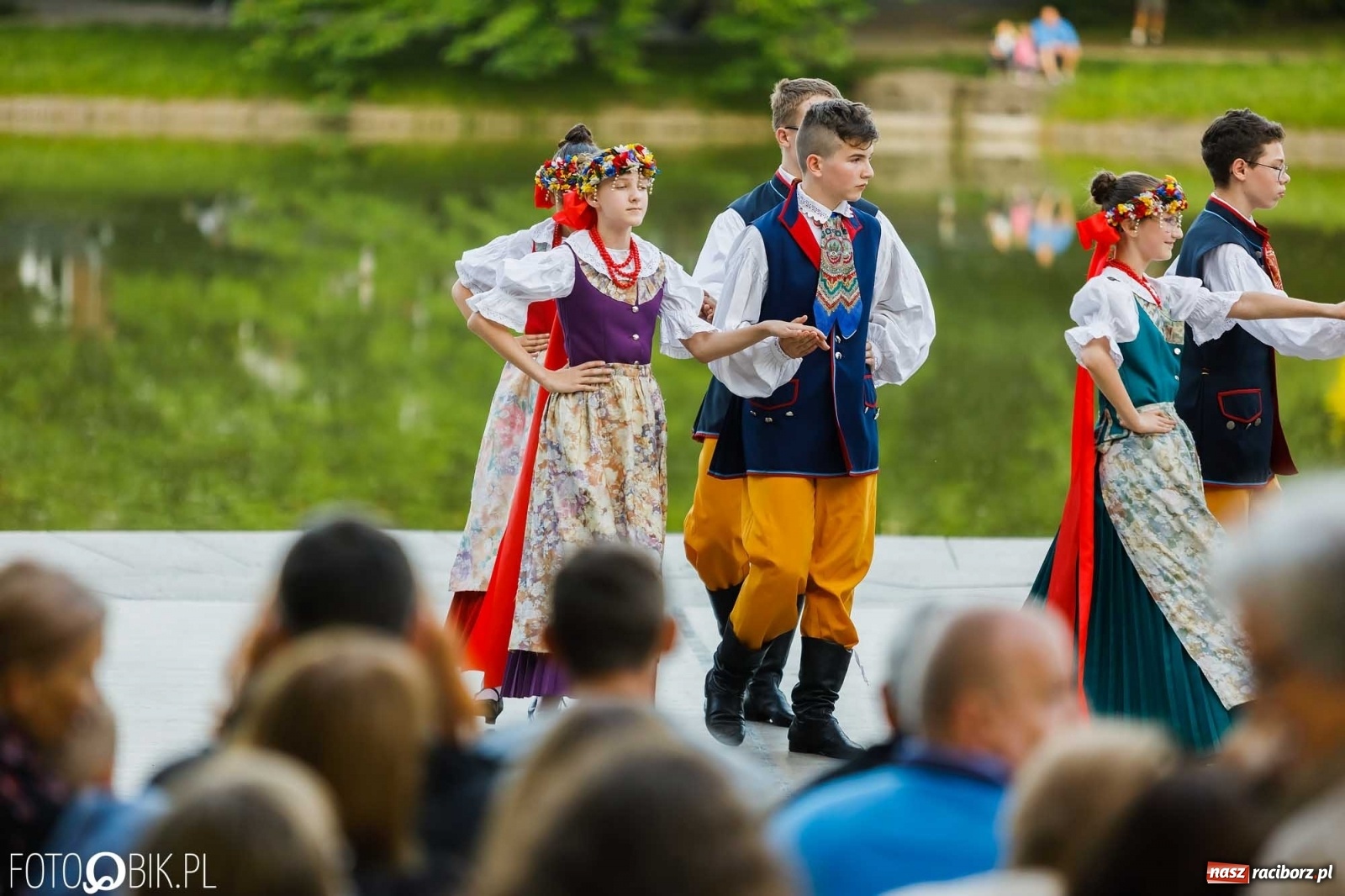 Zdjęcie w galerii na portalu naszraciborz.pl: W poszukiwaniu kwiatu paproci. Noc Świętojańska w parku im. Miasta Roth [WIDEO] wiadomości z regionu