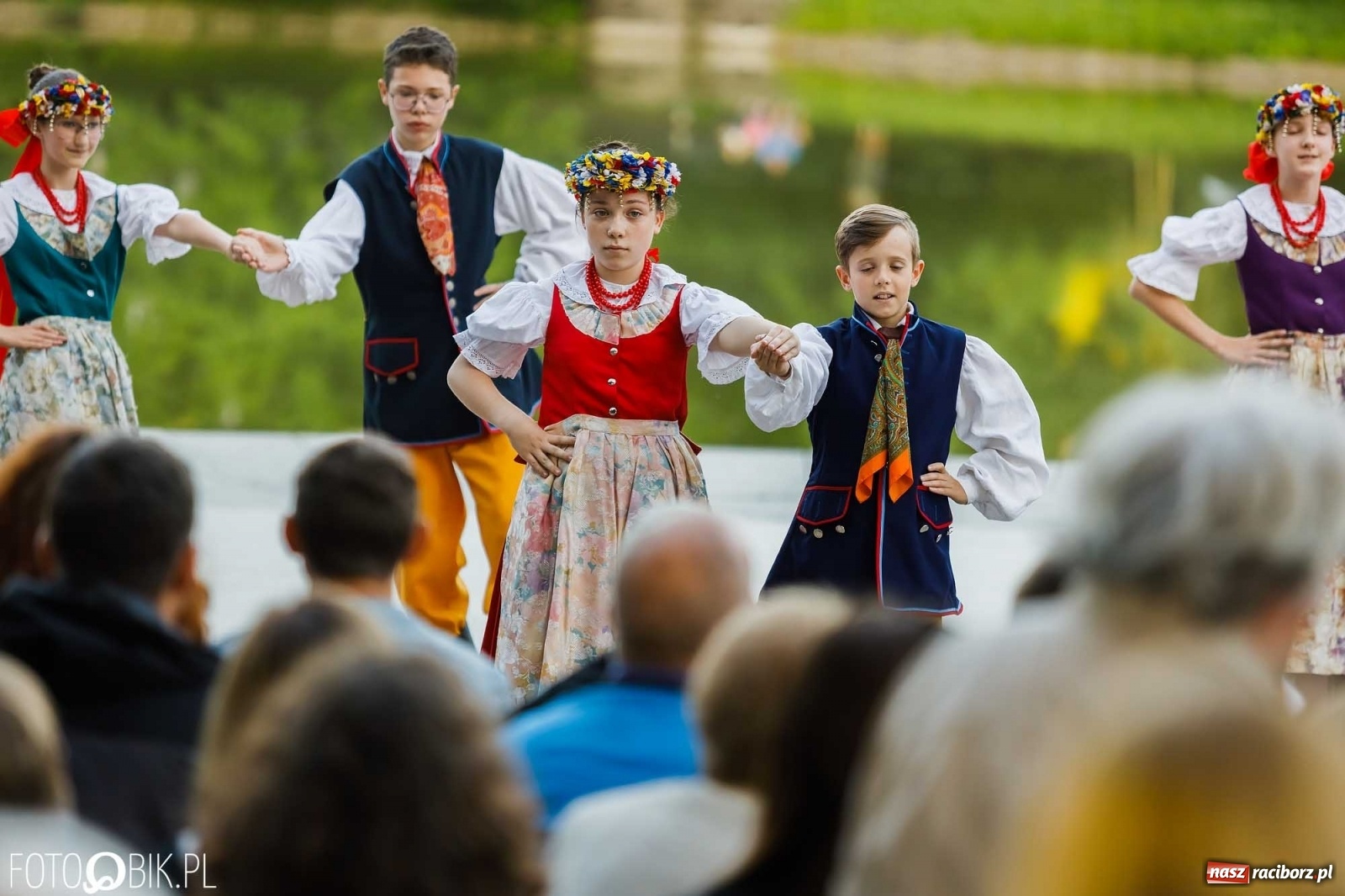 Zdjęcie w galerii na portalu naszraciborz.pl: W poszukiwaniu kwiatu paproci. Noc Świętojańska w parku im. Miasta Roth [WIDEO] wiadomości z regionu