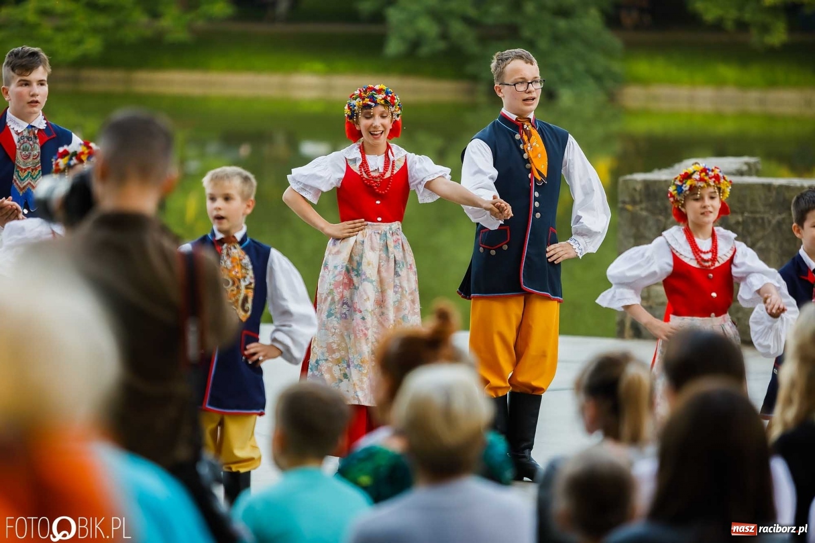 Zdjęcie w galerii na portalu naszraciborz.pl: W poszukiwaniu kwiatu paproci. Noc Świętojańska w parku im. Miasta Roth [WIDEO] wiadomości z regionu
