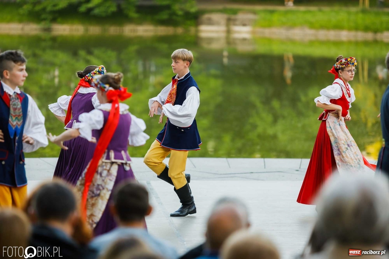 Zdjęcie w galerii na portalu naszraciborz.pl: W poszukiwaniu kwiatu paproci. Noc Świętojańska w parku im. Miasta Roth [WIDEO] wiadomości z regionu