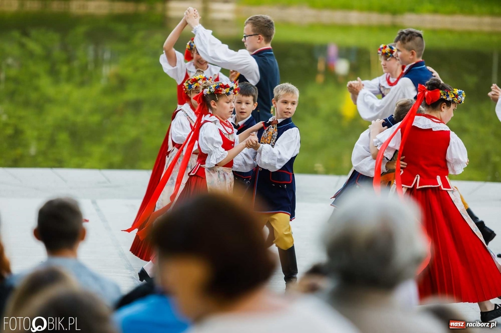 Zdjęcie w galerii na portalu naszraciborz.pl: W poszukiwaniu kwiatu paproci. Noc Świętojańska w parku im. Miasta Roth [WIDEO] wiadomości z regionu