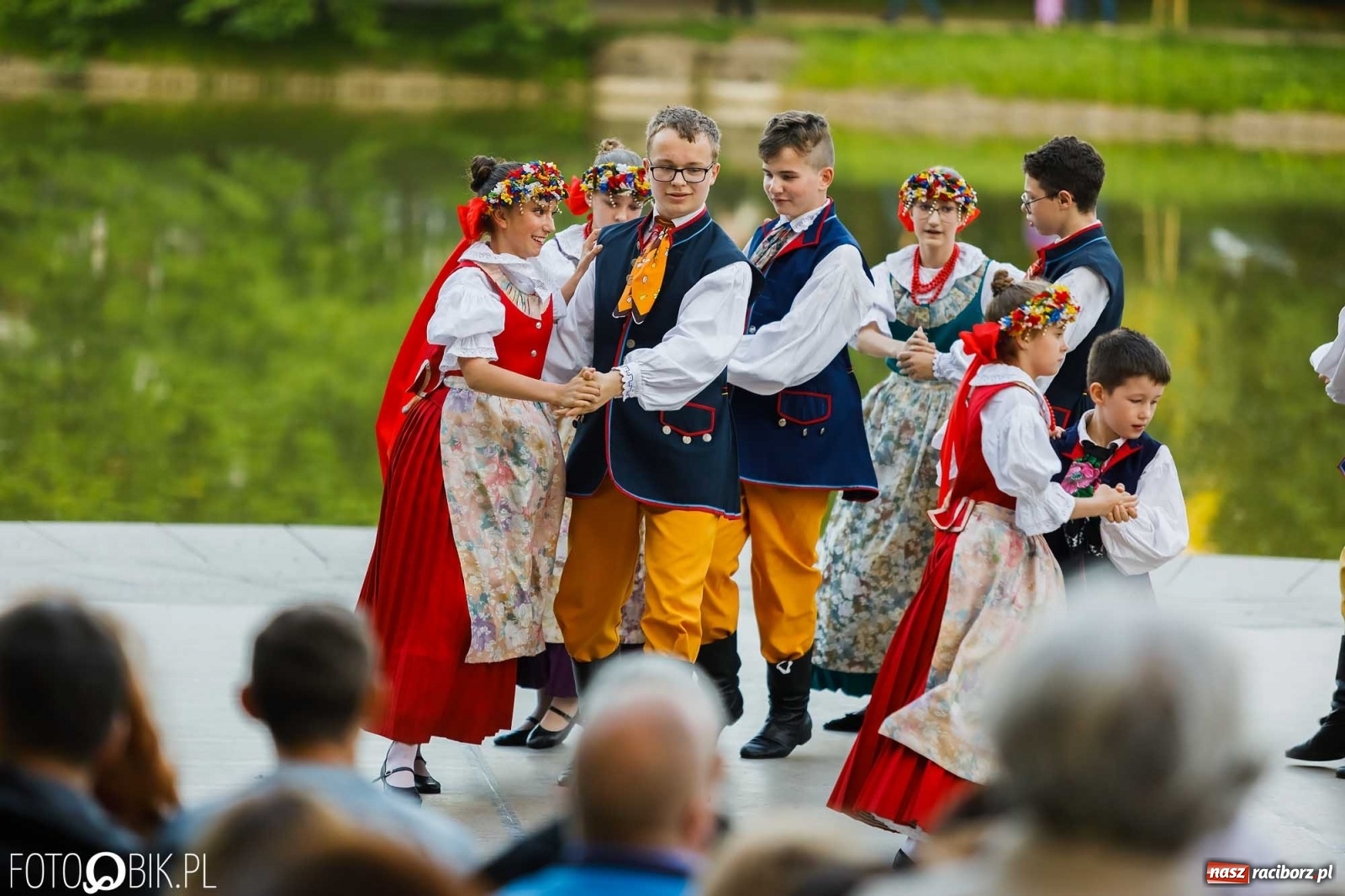 Zdjęcie w galerii na portalu naszraciborz.pl: W poszukiwaniu kwiatu paproci. Noc Świętojańska w parku im. Miasta Roth [WIDEO] wiadomości z regionu