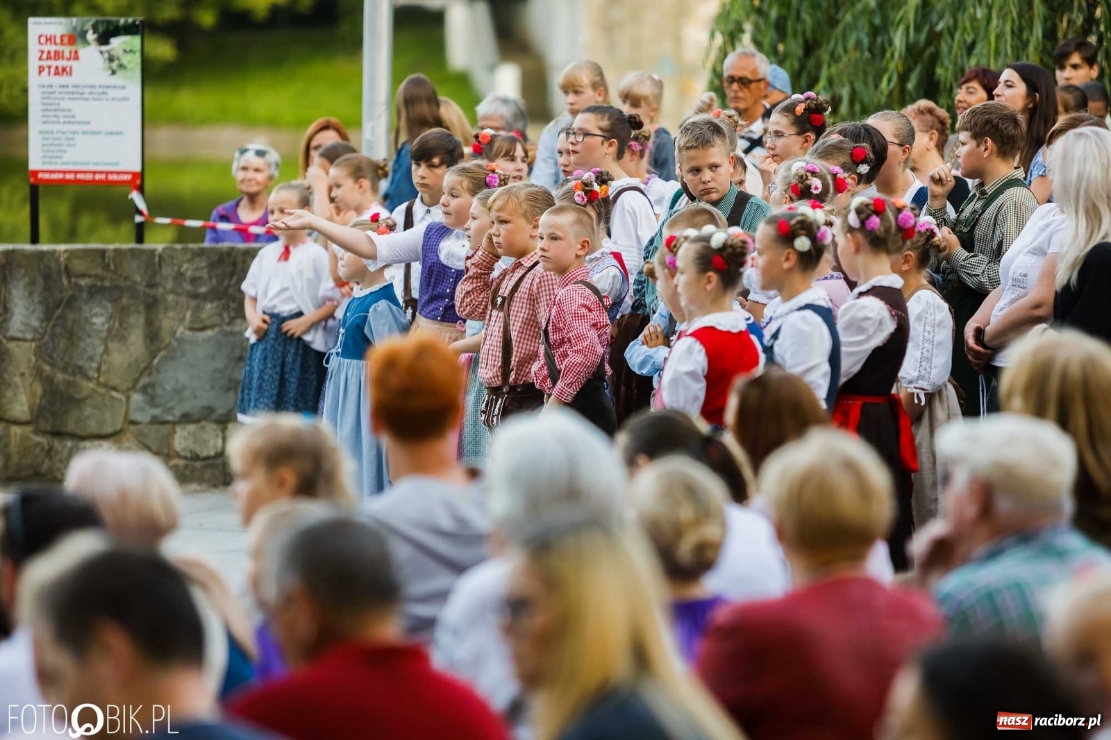 Zdjęcie w galerii na portalu naszraciborz.pl: W poszukiwaniu kwiatu paproci. Noc Świętojańska w parku im. Miasta Roth [WIDEO] wiadomości z regionu