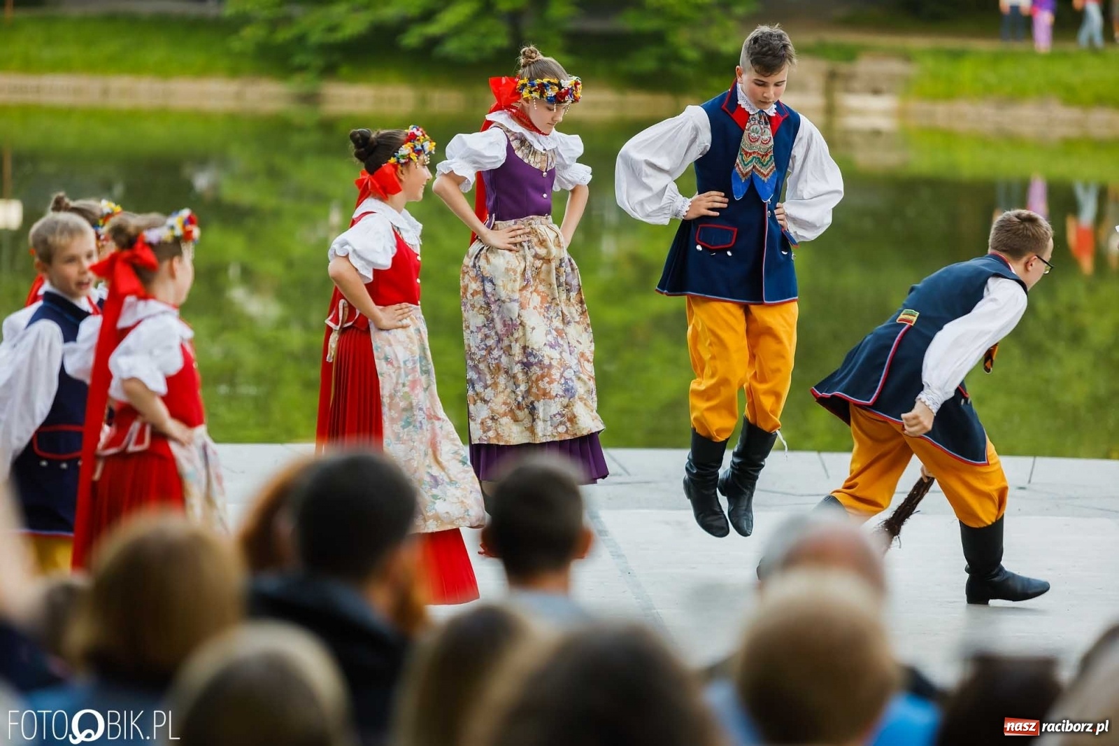 Zdjęcie w galerii na portalu naszraciborz.pl: W poszukiwaniu kwiatu paproci. Noc Świętojańska w parku im. Miasta Roth [WIDEO] wiadomości z regionu