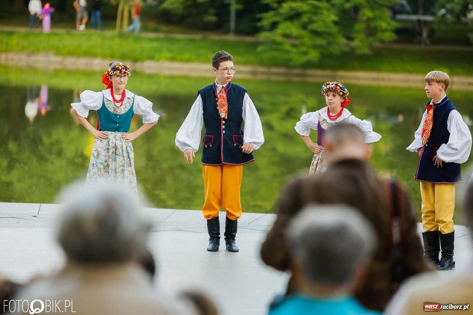 Zdjęcie w galerii na portalu naszraciborz.pl: W poszukiwaniu kwiatu paproci. Noc Świętojańska w parku im. Miasta Roth [WIDEO] wiadomości z regionu