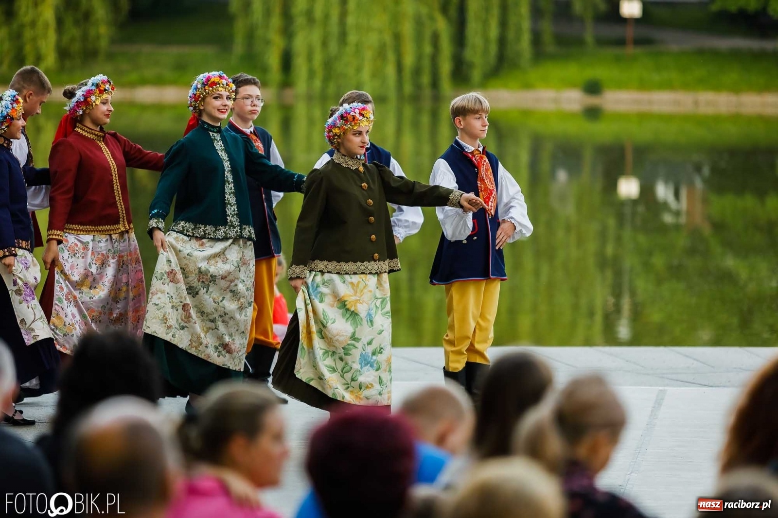 Zdjęcie w galerii na portalu naszraciborz.pl: W poszukiwaniu kwiatu paproci. Noc Świętojańska w parku im. Miasta Roth [WIDEO] wiadomości z regionu