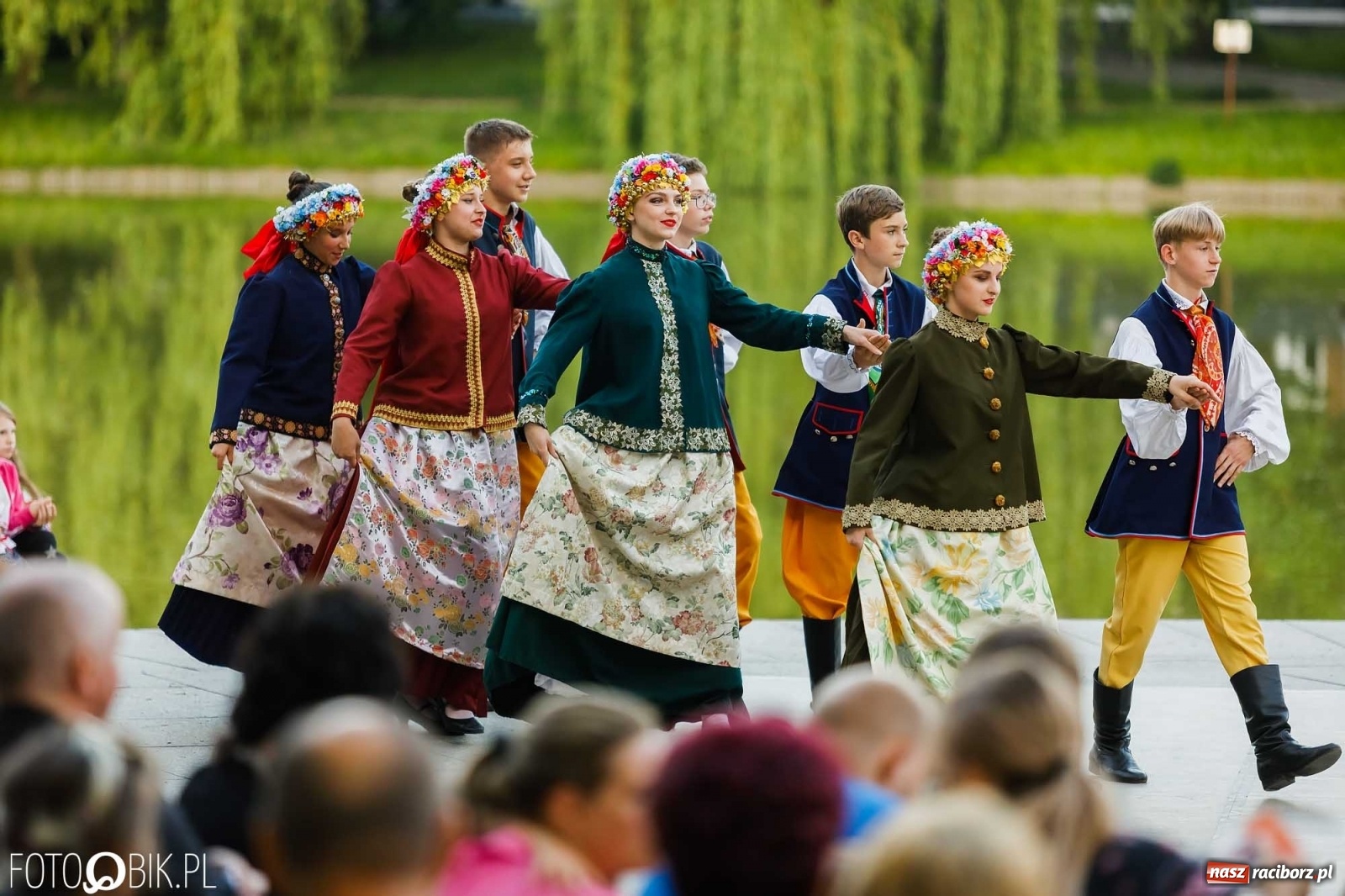 Zdjęcie w galerii na portalu naszraciborz.pl: W poszukiwaniu kwiatu paproci. Noc Świętojańska w parku im. Miasta Roth [WIDEO] wiadomości z regionu