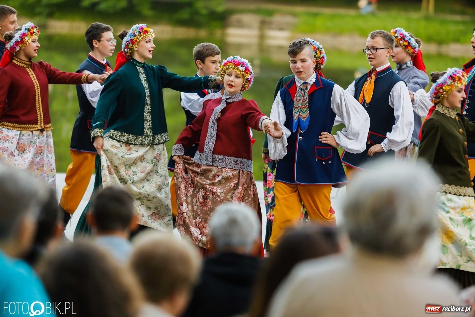 Zdjęcie w galerii na portalu naszraciborz.pl: W poszukiwaniu kwiatu paproci. Noc Świętojańska w parku im. Miasta Roth [WIDEO] wiadomości z regionu