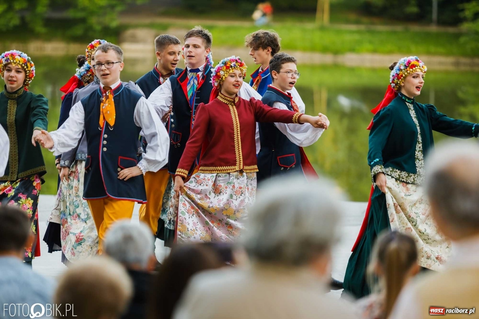 Zdjęcie w galerii na portalu naszraciborz.pl: W poszukiwaniu kwiatu paproci. Noc Świętojańska w parku im. Miasta Roth [WIDEO] wiadomości z regionu