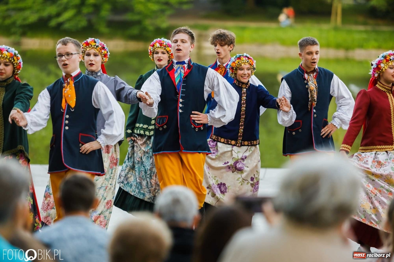 Zdjęcie w galerii na portalu naszraciborz.pl: W poszukiwaniu kwiatu paproci. Noc Świętojańska w parku im. Miasta Roth [WIDEO] wiadomości z regionu