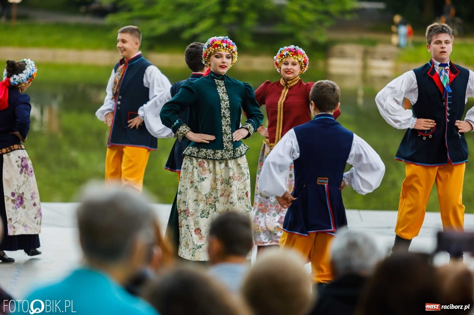 Zdjęcie w galerii na portalu naszraciborz.pl: W poszukiwaniu kwiatu paproci. Noc Świętojańska w parku im. Miasta Roth [WIDEO] wiadomości z regionu