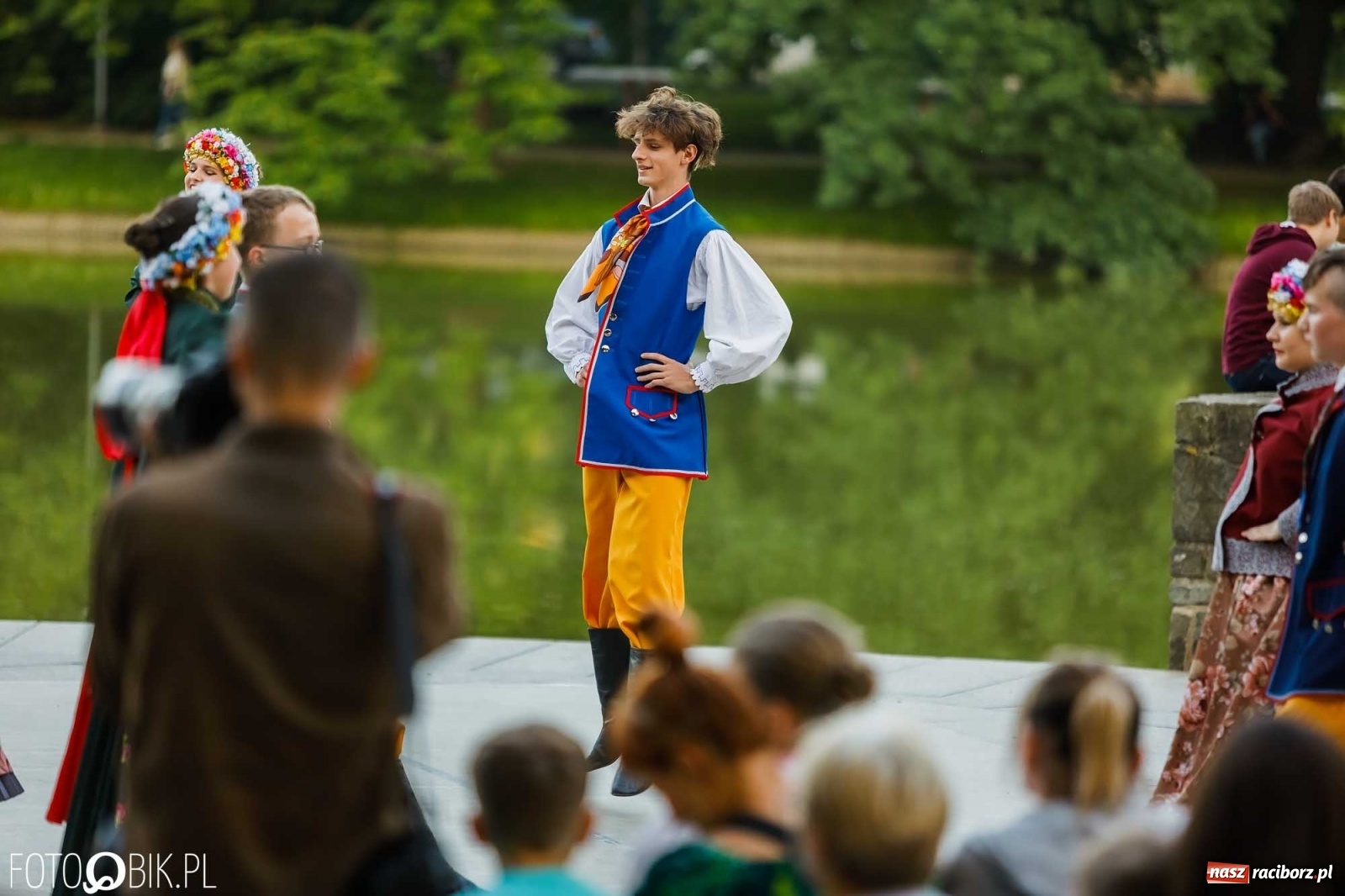 Zdjęcie w galerii na portalu naszraciborz.pl: W poszukiwaniu kwiatu paproci. Noc Świętojańska w parku im. Miasta Roth [WIDEO] wiadomości z regionu