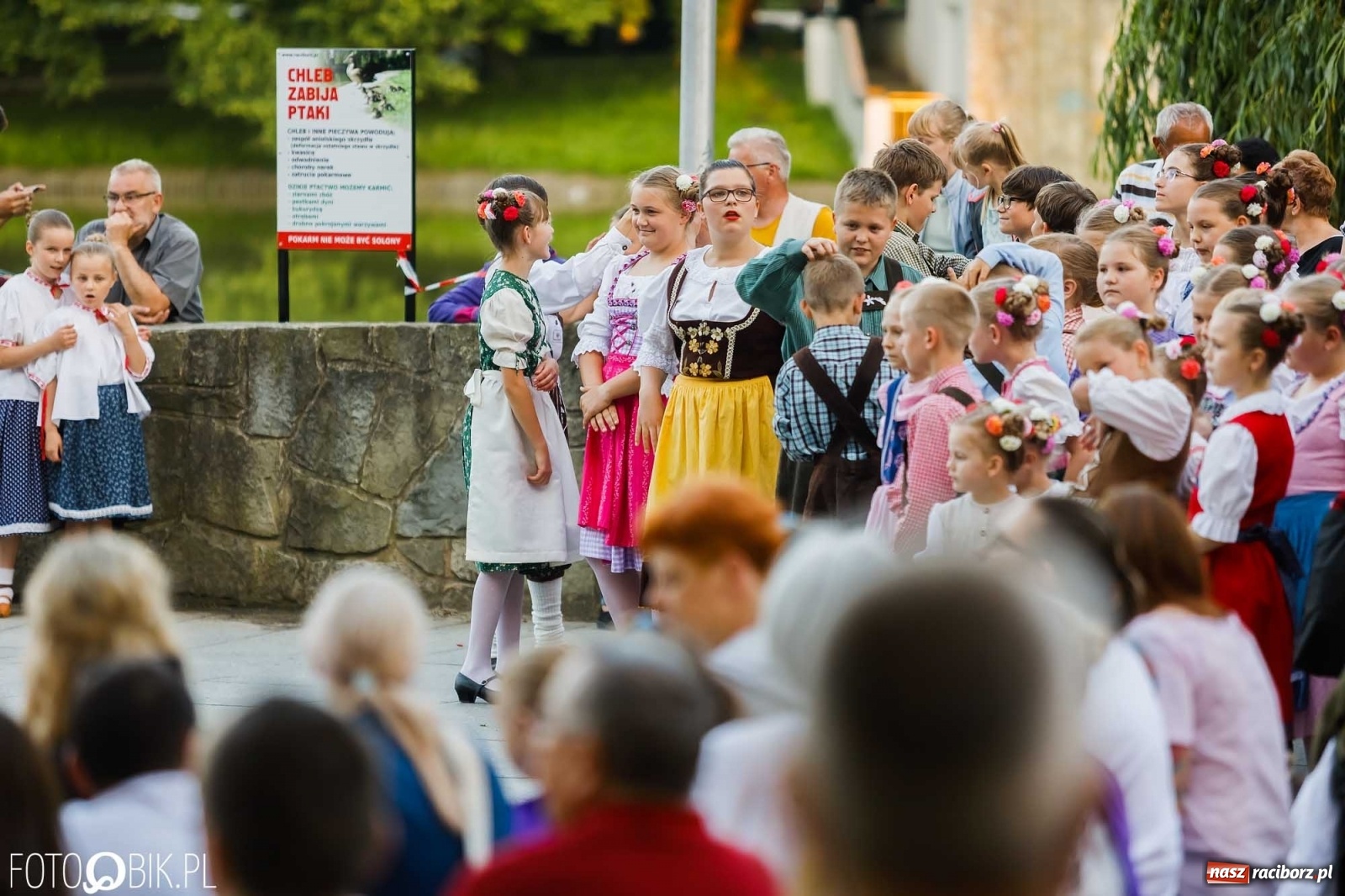 Zdjęcie w galerii na portalu naszraciborz.pl: W poszukiwaniu kwiatu paproci. Noc Świętojańska w parku im. Miasta Roth [WIDEO] wiadomości z regionu