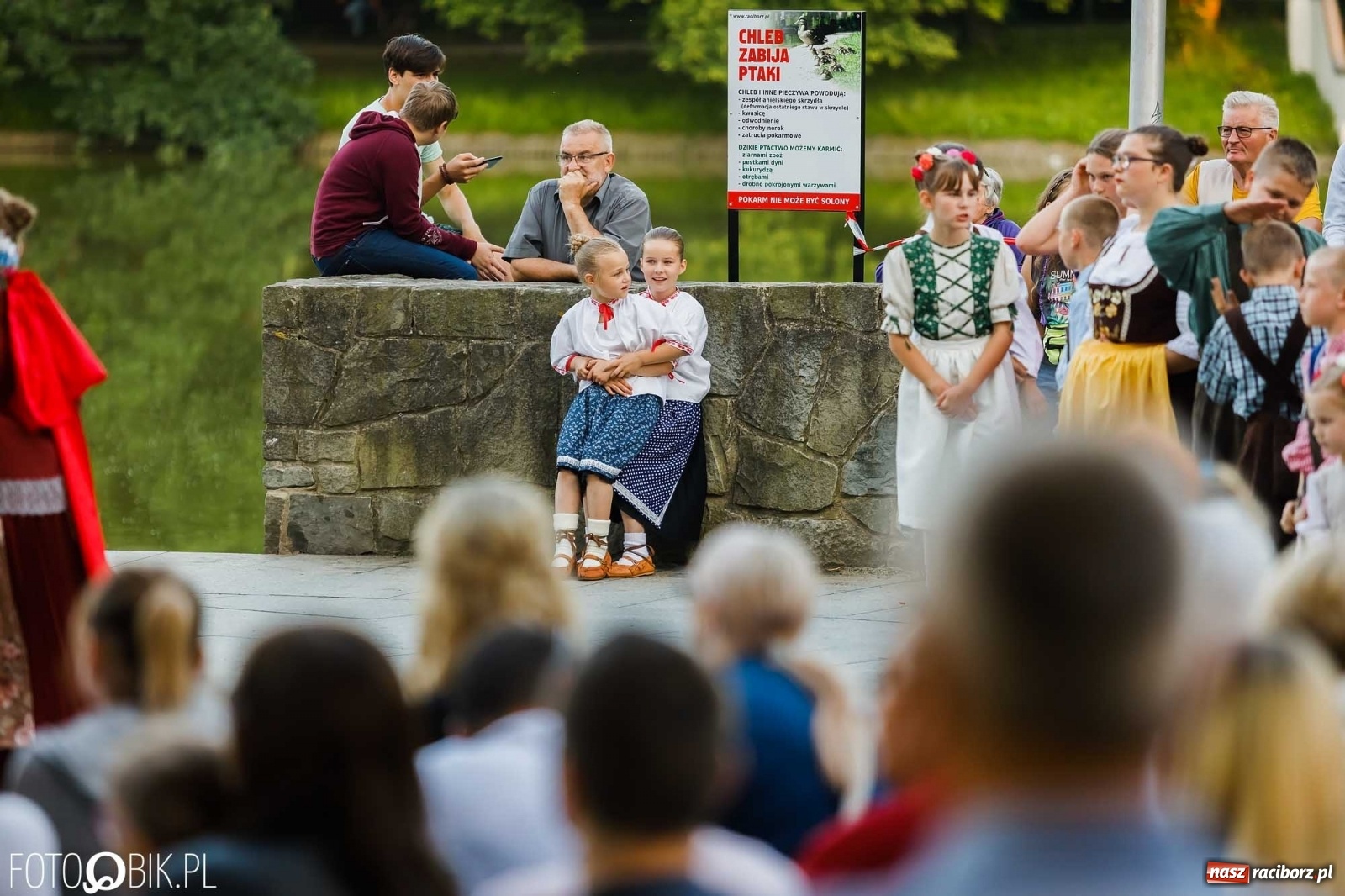 Zdjęcie w galerii na portalu naszraciborz.pl: W poszukiwaniu kwiatu paproci. Noc Świętojańska w parku im. Miasta Roth [WIDEO] wiadomości z regionu