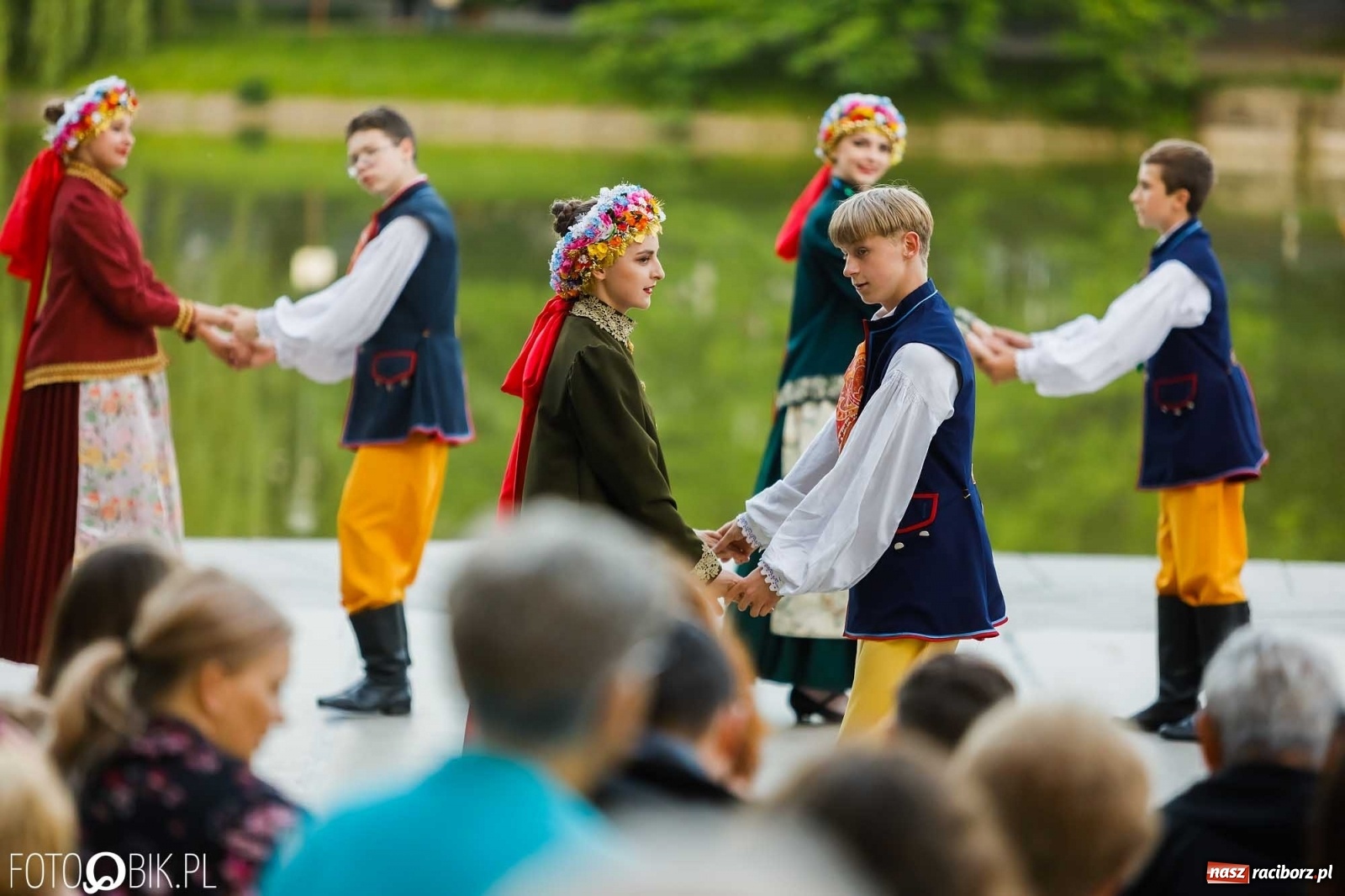 Zdjęcie w galerii na portalu naszraciborz.pl: W poszukiwaniu kwiatu paproci. Noc Świętojańska w parku im. Miasta Roth [WIDEO] wiadomości z regionu