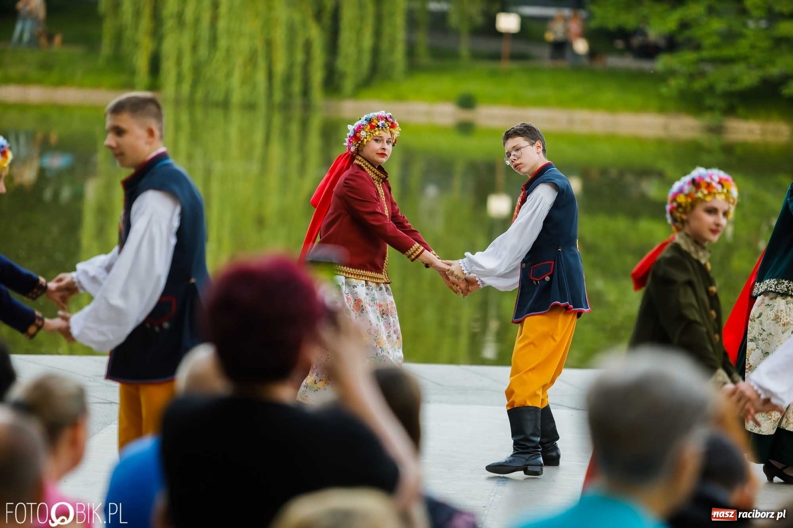 Zdjęcie w galerii na portalu naszraciborz.pl: W poszukiwaniu kwiatu paproci. Noc Świętojańska w parku im. Miasta Roth [WIDEO] wiadomości z regionu