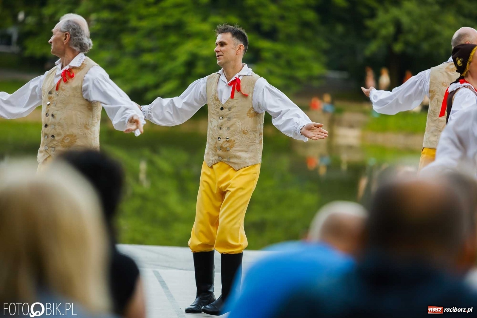 Zdjęcie w galerii na portalu naszraciborz.pl: W poszukiwaniu kwiatu paproci. Noc Świętojańska w parku im. Miasta Roth [WIDEO] wiadomości z regionu