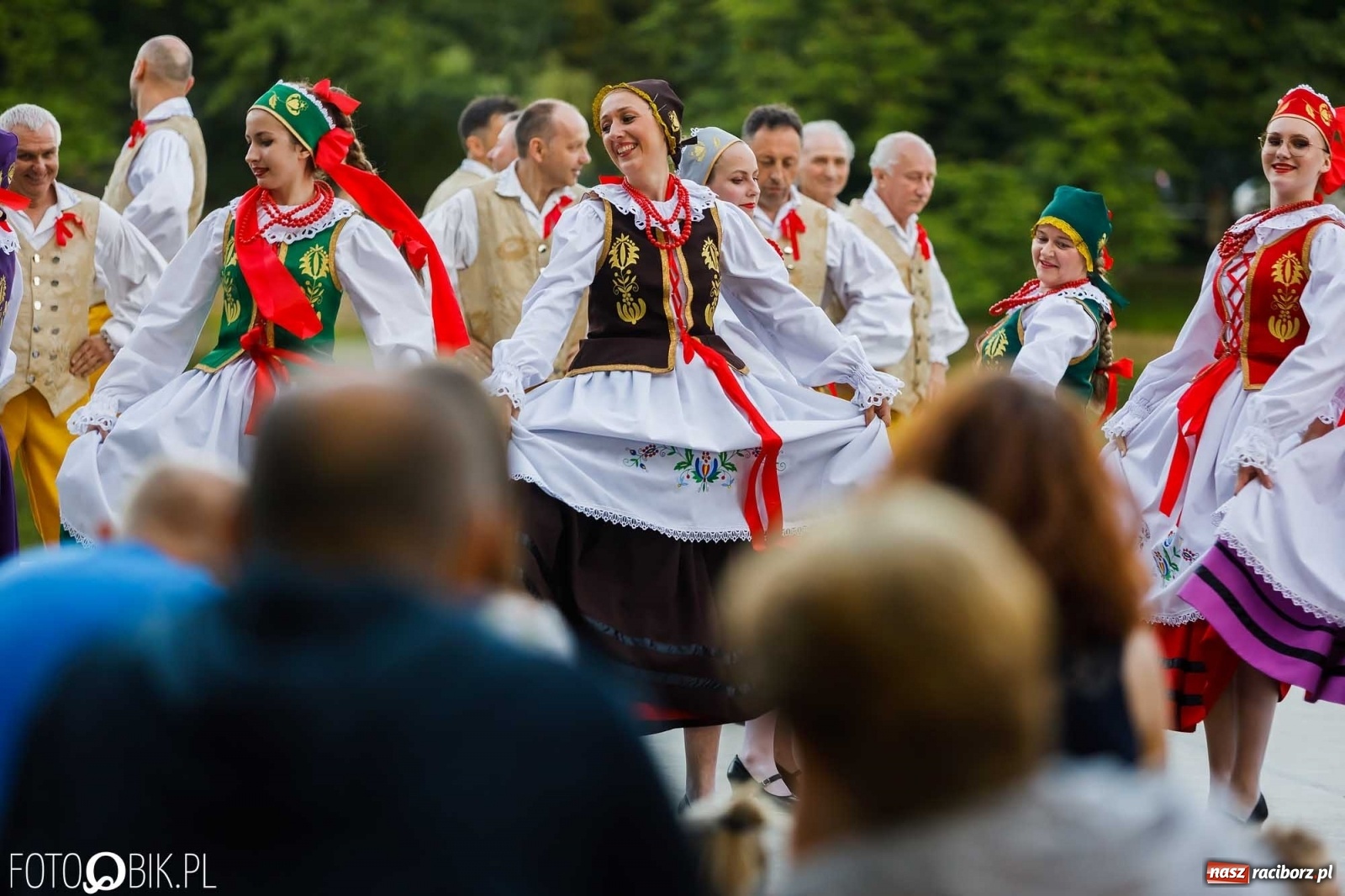 Zdjęcie w galerii na portalu naszraciborz.pl: W poszukiwaniu kwiatu paproci. Noc Świętojańska w parku im. Miasta Roth [WIDEO] wiadomości z regionu