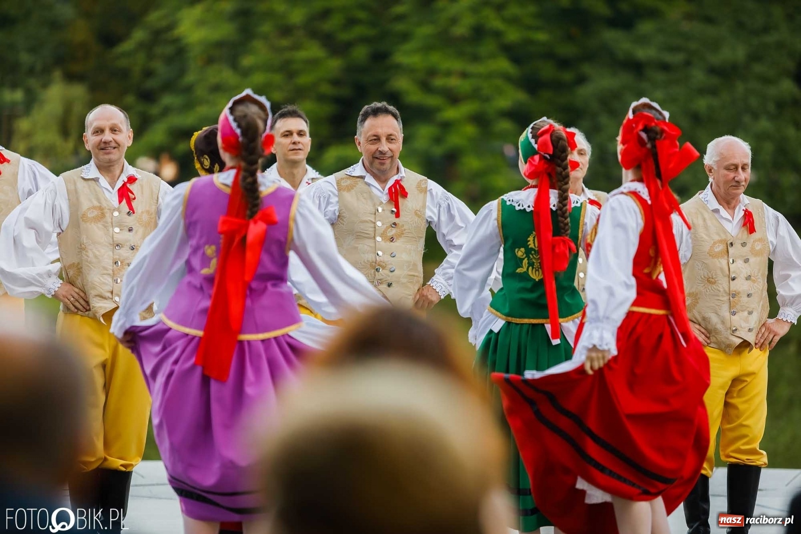 Zdjęcie w galerii na portalu naszraciborz.pl: W poszukiwaniu kwiatu paproci. Noc Świętojańska w parku im. Miasta Roth [WIDEO] wiadomości z regionu