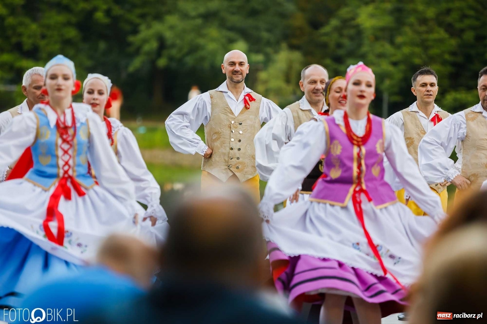 Zdjęcie w galerii na portalu naszraciborz.pl: W poszukiwaniu kwiatu paproci. Noc Świętojańska w parku im. Miasta Roth [WIDEO] wiadomości z regionu
