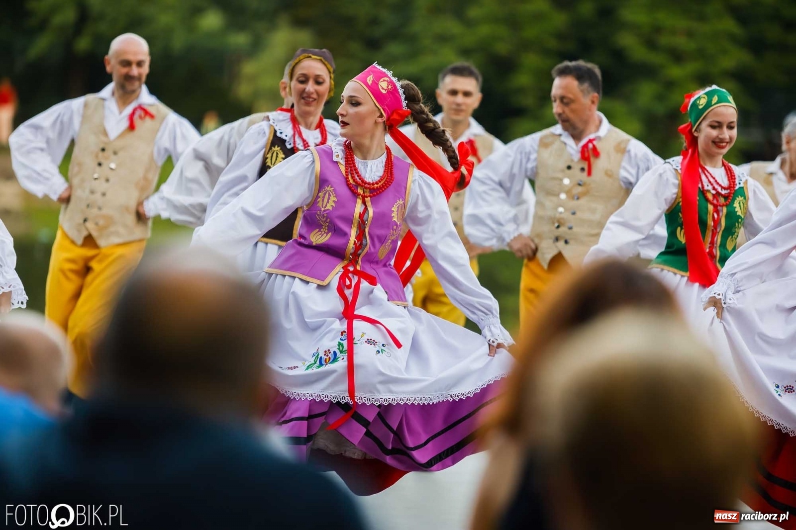 Zdjęcie w galerii na portalu naszraciborz.pl: W poszukiwaniu kwiatu paproci. Noc Świętojańska w parku im. Miasta Roth [WIDEO] wiadomości z regionu