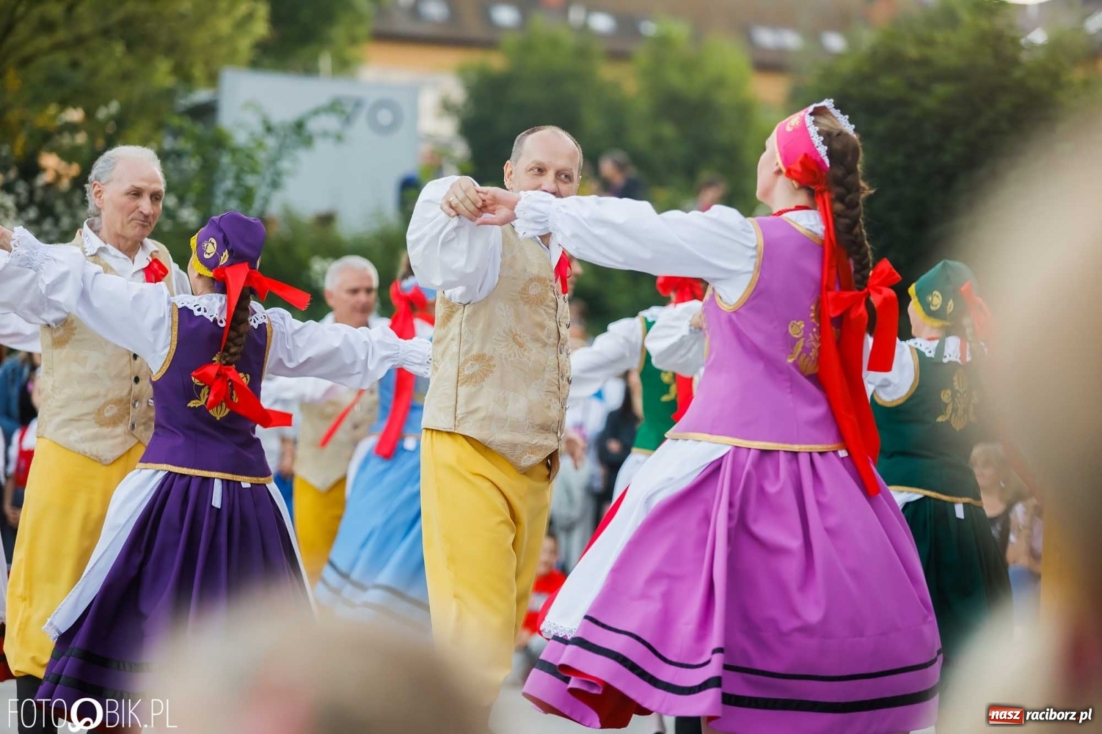 Zdjęcie w galerii na portalu naszraciborz.pl: W poszukiwaniu kwiatu paproci. Noc Świętojańska w parku im. Miasta Roth [WIDEO] wiadomości z regionu