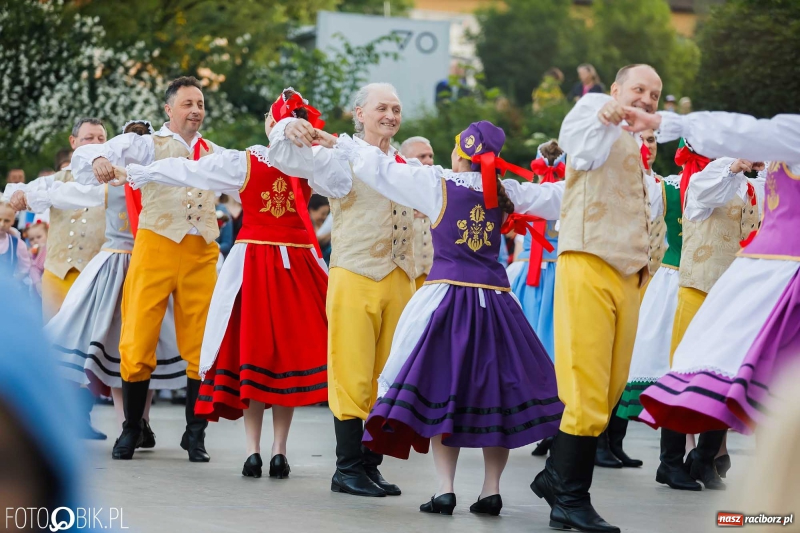 Zdjęcie w galerii na portalu naszraciborz.pl: W poszukiwaniu kwiatu paproci. Noc Świętojańska w parku im. Miasta Roth [WIDEO] wiadomości z regionu